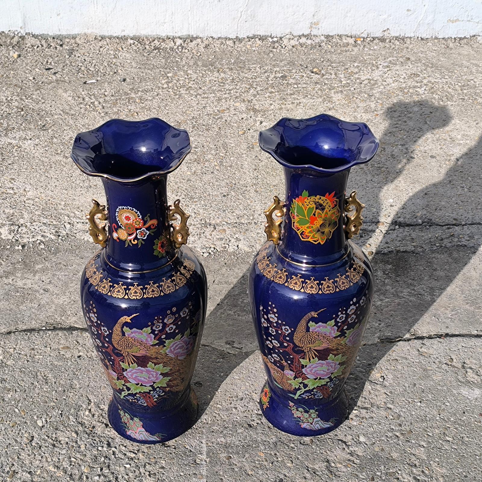 Porcellana Coppia di vasi da terra in porcellana giapponese in blu cobalto con decorazioni di pavoni imperiali in vendita