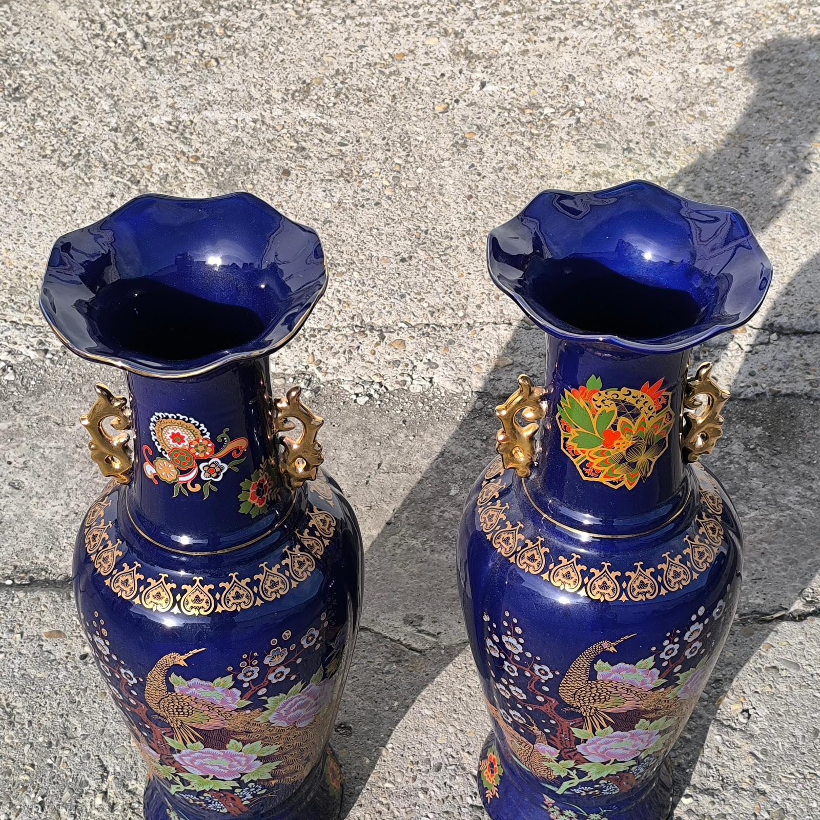 Coppia di vasi da terra in porcellana giapponese in blu cobalto con decorazioni di pavoni imperiali in vendita 1
