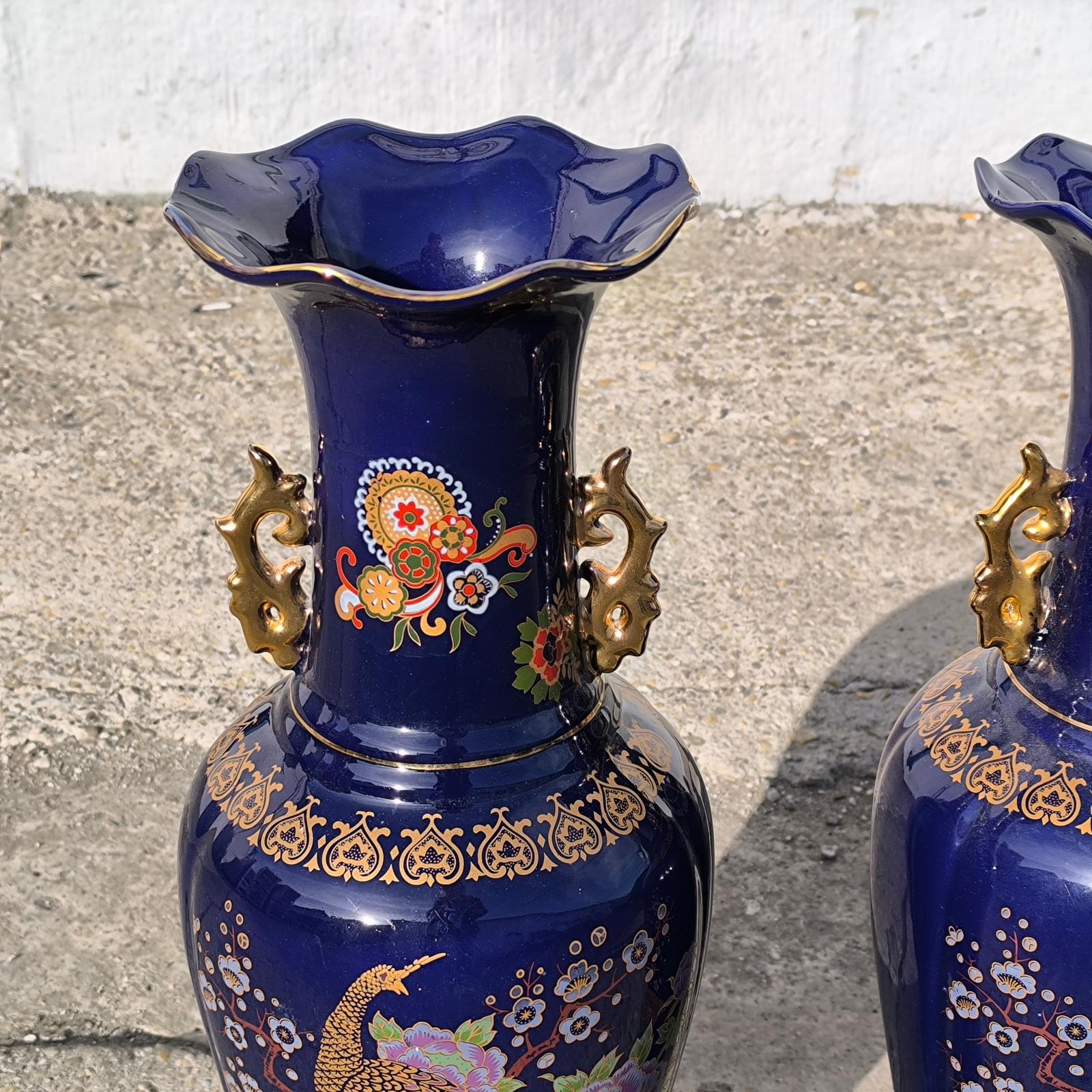 Coppia di vasi da terra in porcellana giapponese in blu cobalto con decorazioni di pavoni imperiali in vendita 2