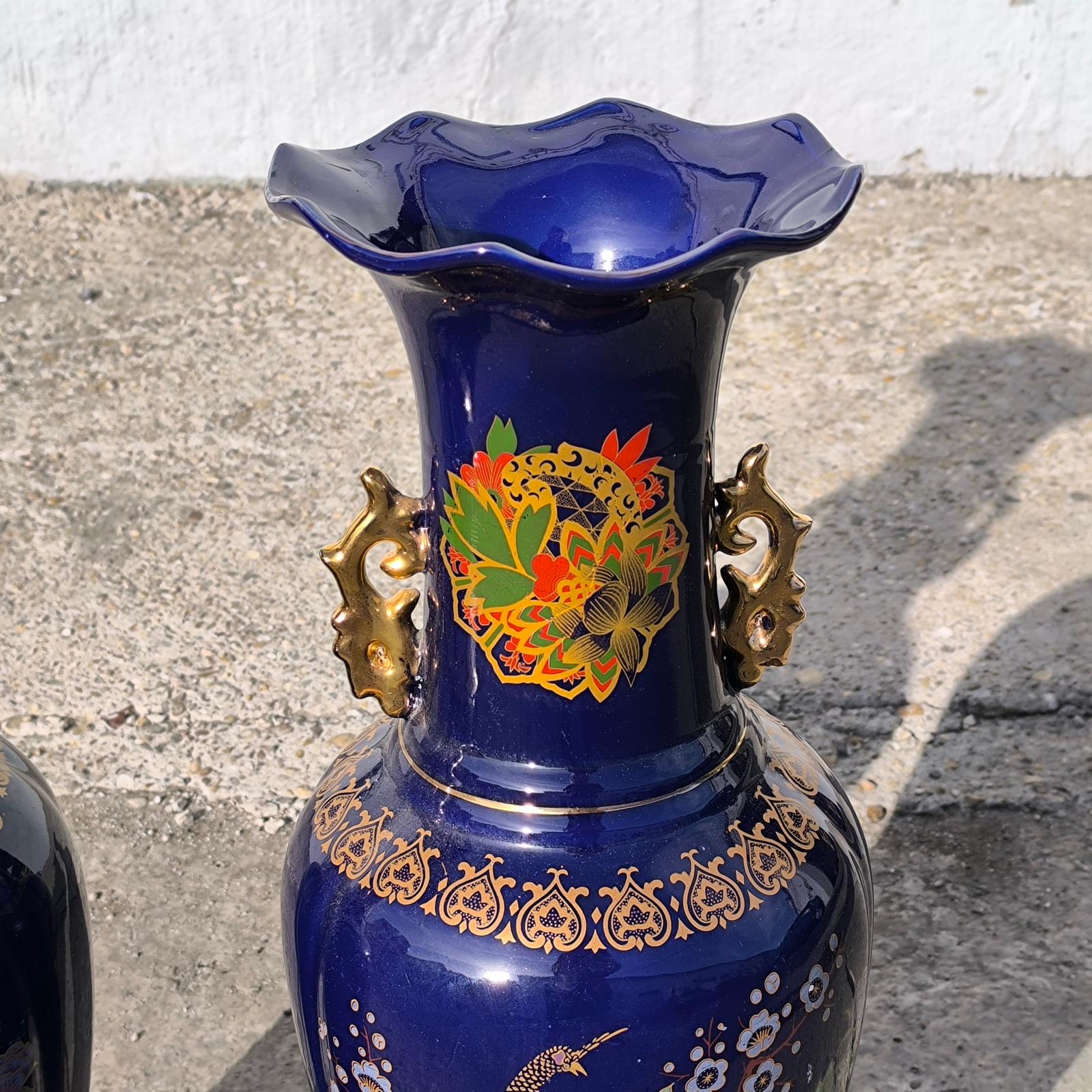 Coppia di vasi da terra in porcellana giapponese in blu cobalto con decorazioni di pavoni imperiali in vendita 3