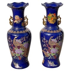 Paar Bodenvasen aus japanischem Porzellan in Kobaltblau und kaiserlichem Pfauenschmuck