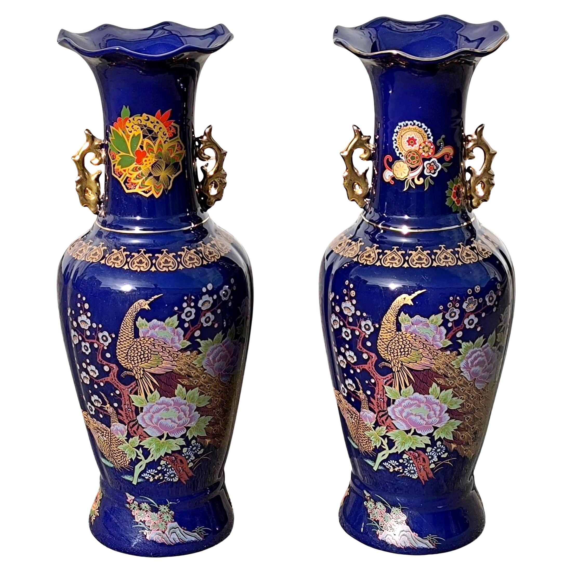 Coppia di vasi da terra in porcellana giapponese in blu cobalto con decorazioni di pavoni imperiali in vendita
