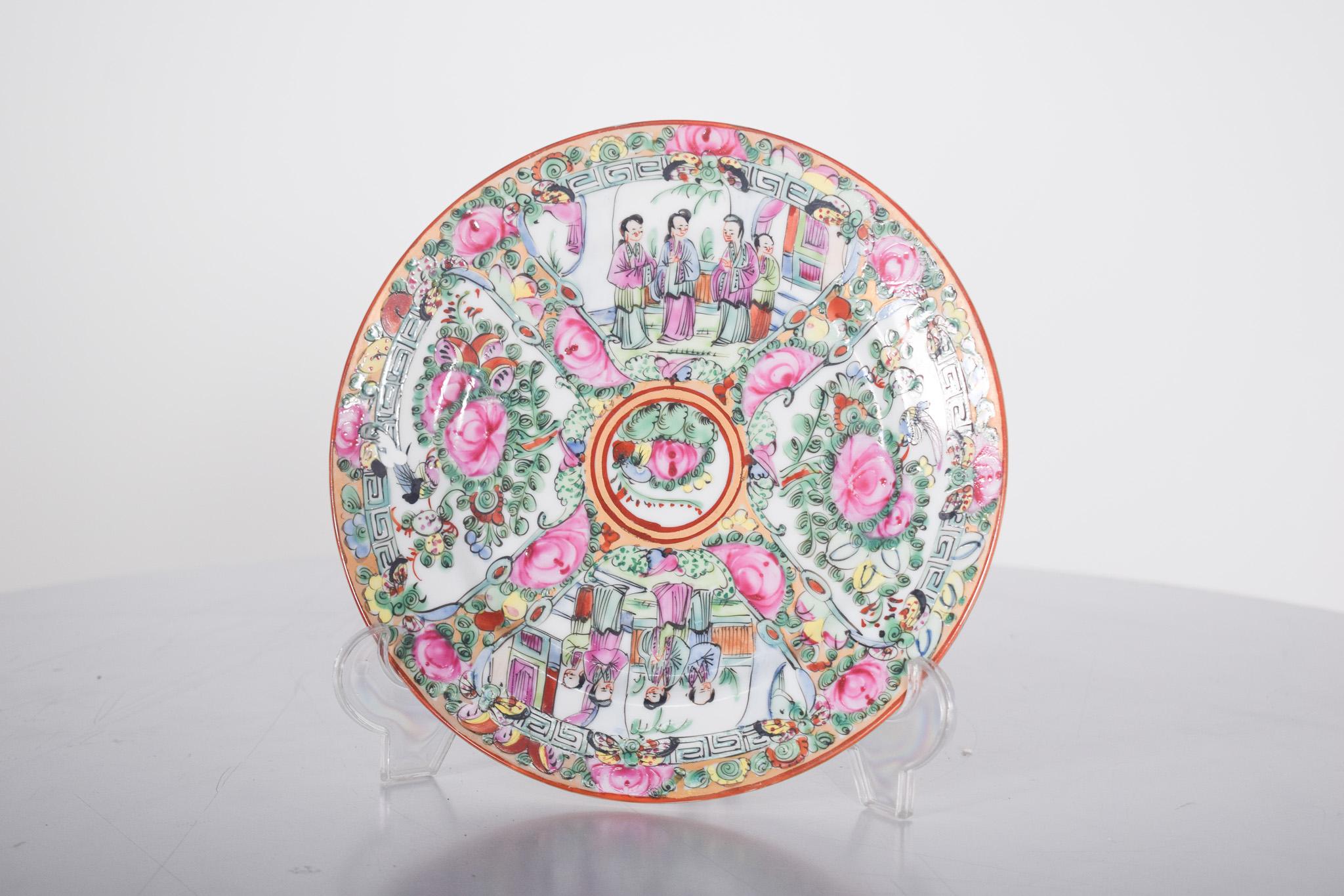 Macau porcelain plate. “Mandarin” decoration, polychrome, with flowers, plant motifs and birds. Reserves with representation of flowers and Chinese figures in scenes from everyday life, where the colors pink, green, gold and red predominate.
The