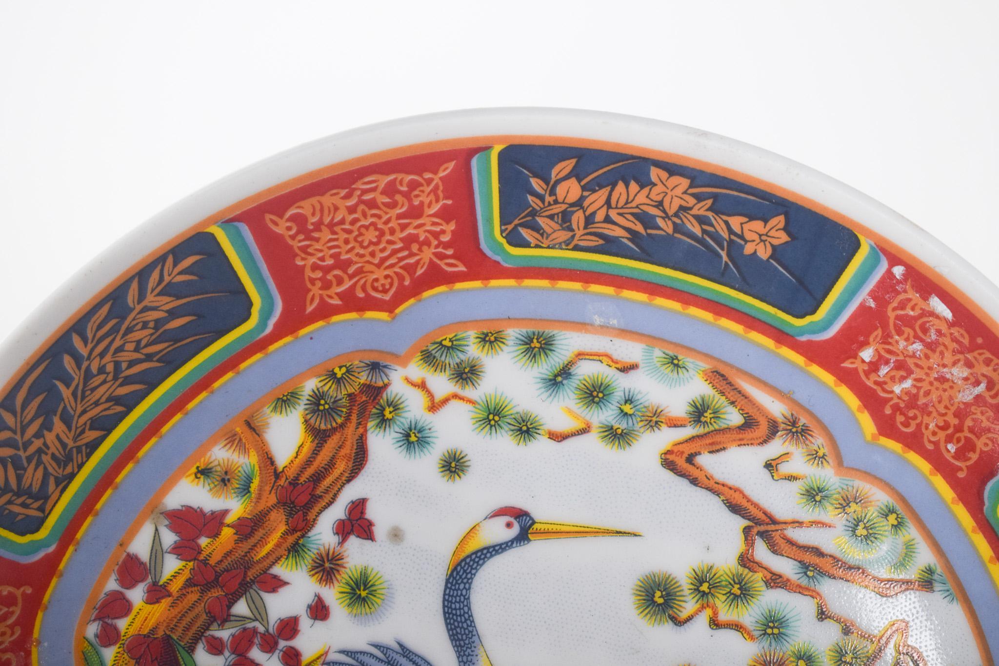 Moderne Assiette en porcelaine japonaise décorée polychrome en vente