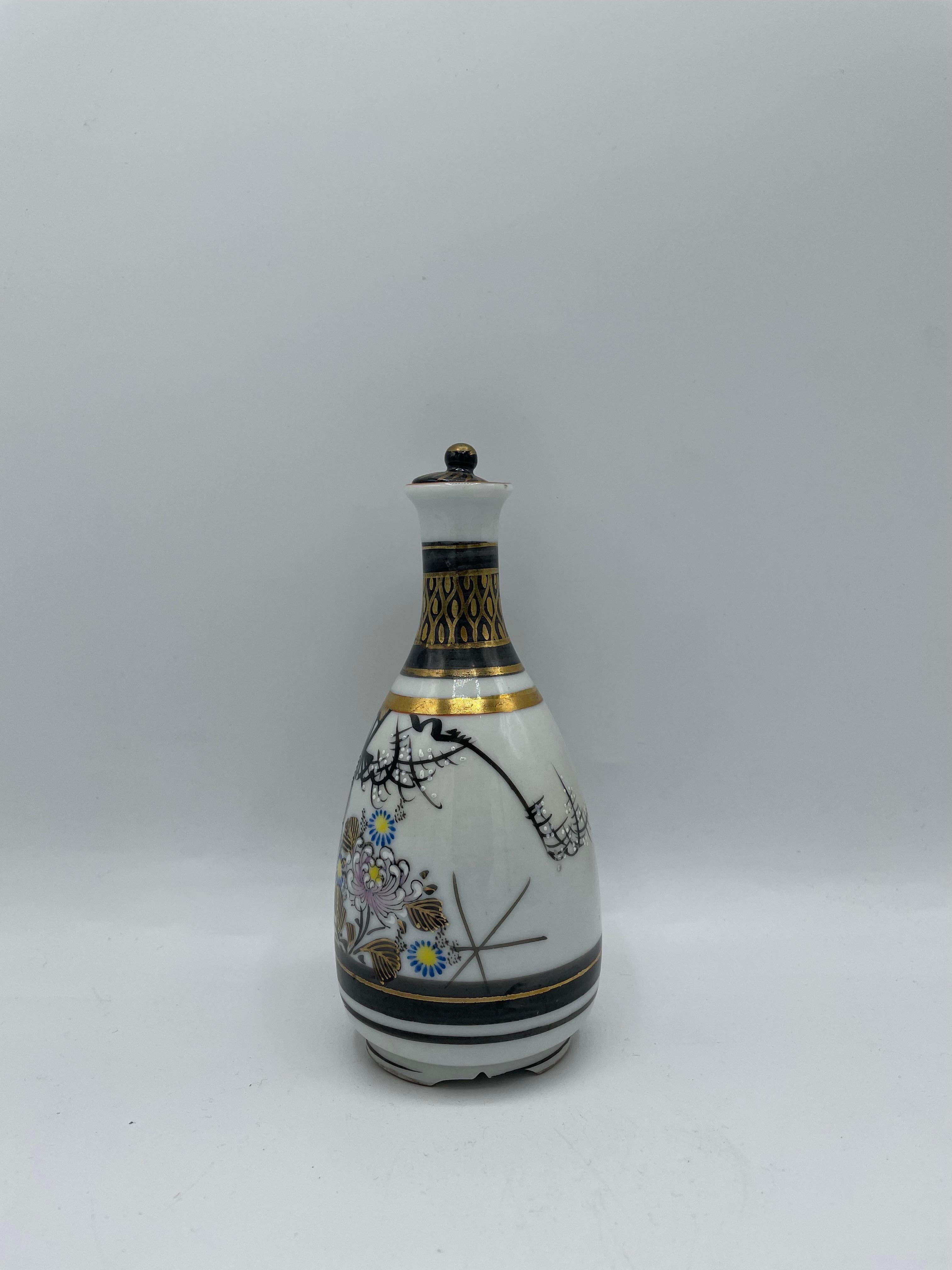 Dies ist eine Sake-Flasche, die auf Japanisch 'tokkuri' genannt wird.
Diese Tokkuri besteht aus Porzellan und ist handbemalt.
Es wurde in der Showa-Ära in den 1970er Jahren hergestellt.
Das Design ist eine Landschaft aus japanischen Fächern und