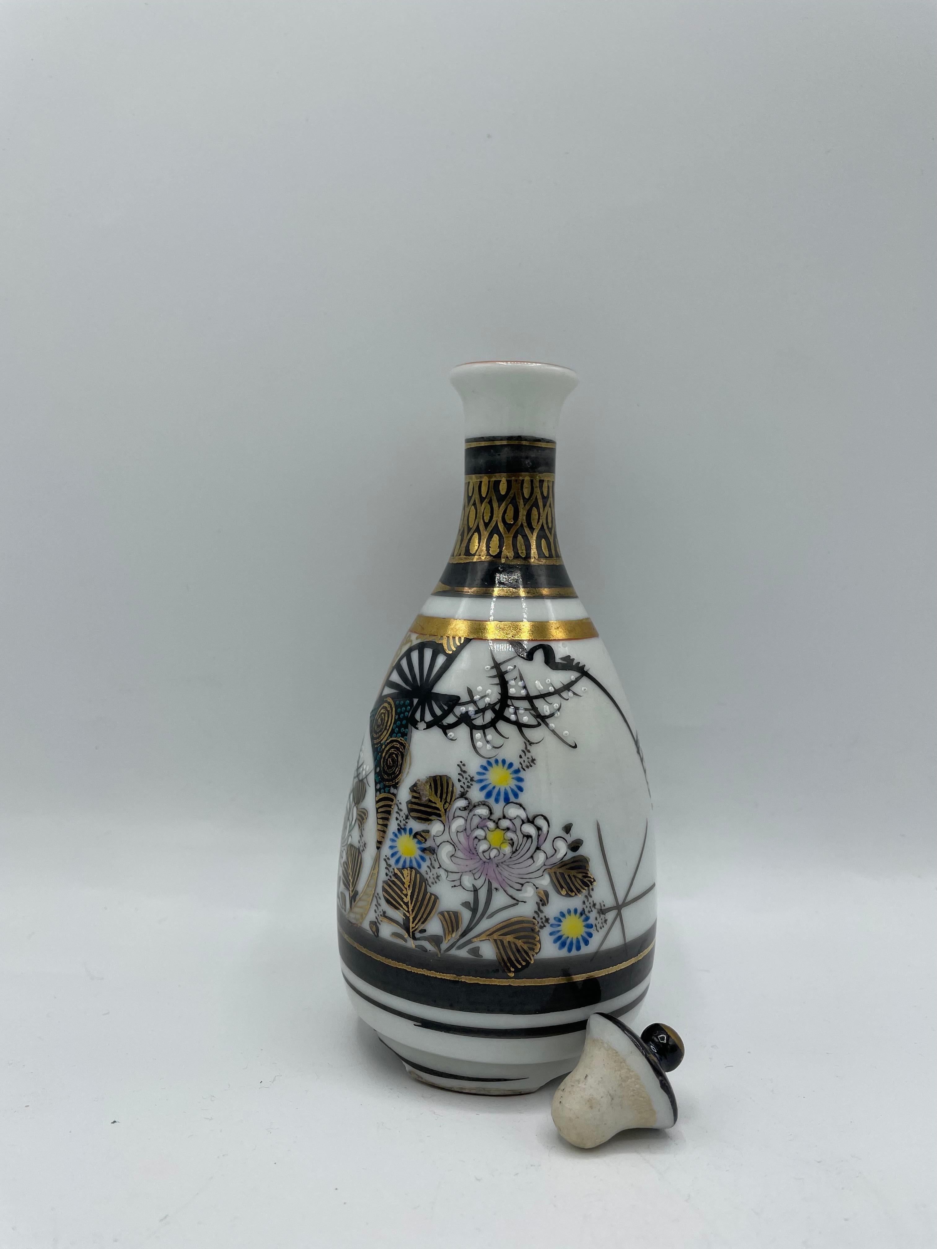 Japanese Porcelain Sake Bottle 1970s Kutani Ware In Good Condition For Sale In Paris, FR