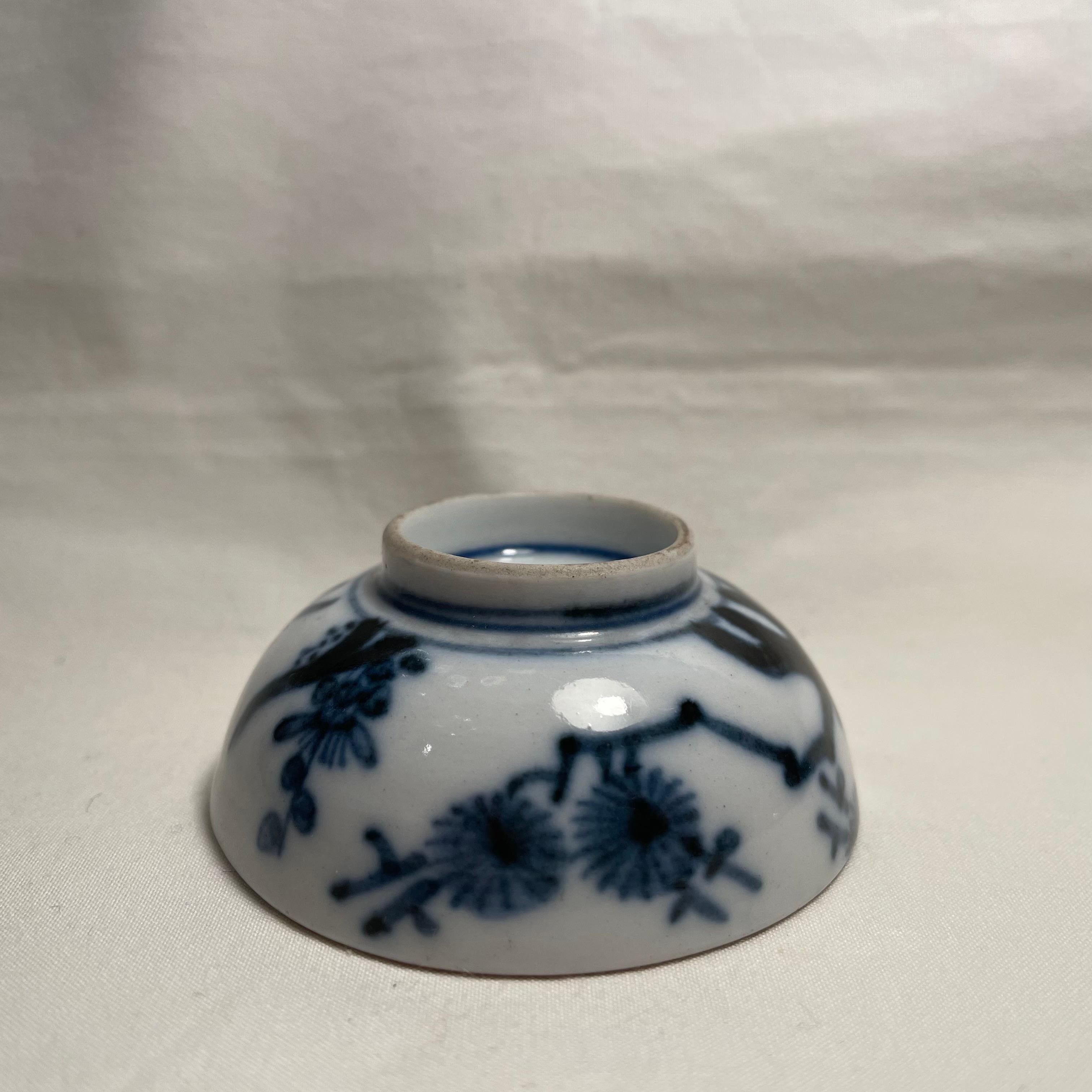 Japanese Porcelain Sake Cup Ochoko Leaves 1960s Kutani ware In Fair Condition For Sale In Paris, FR