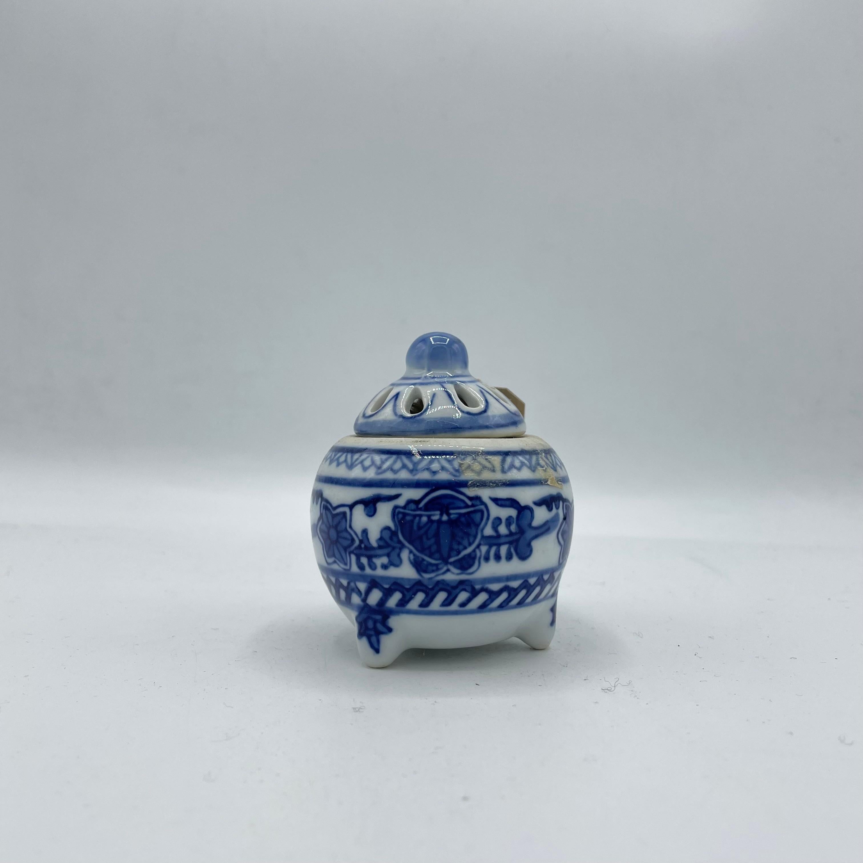 Si tratta di un bruciaincenso prodotto in Giappone intorno agli anni '70, in epoca Showa. Questo bruciaincenso è realizzato in porcellana.


Dimensioni: 6 x 6 x H8 cm