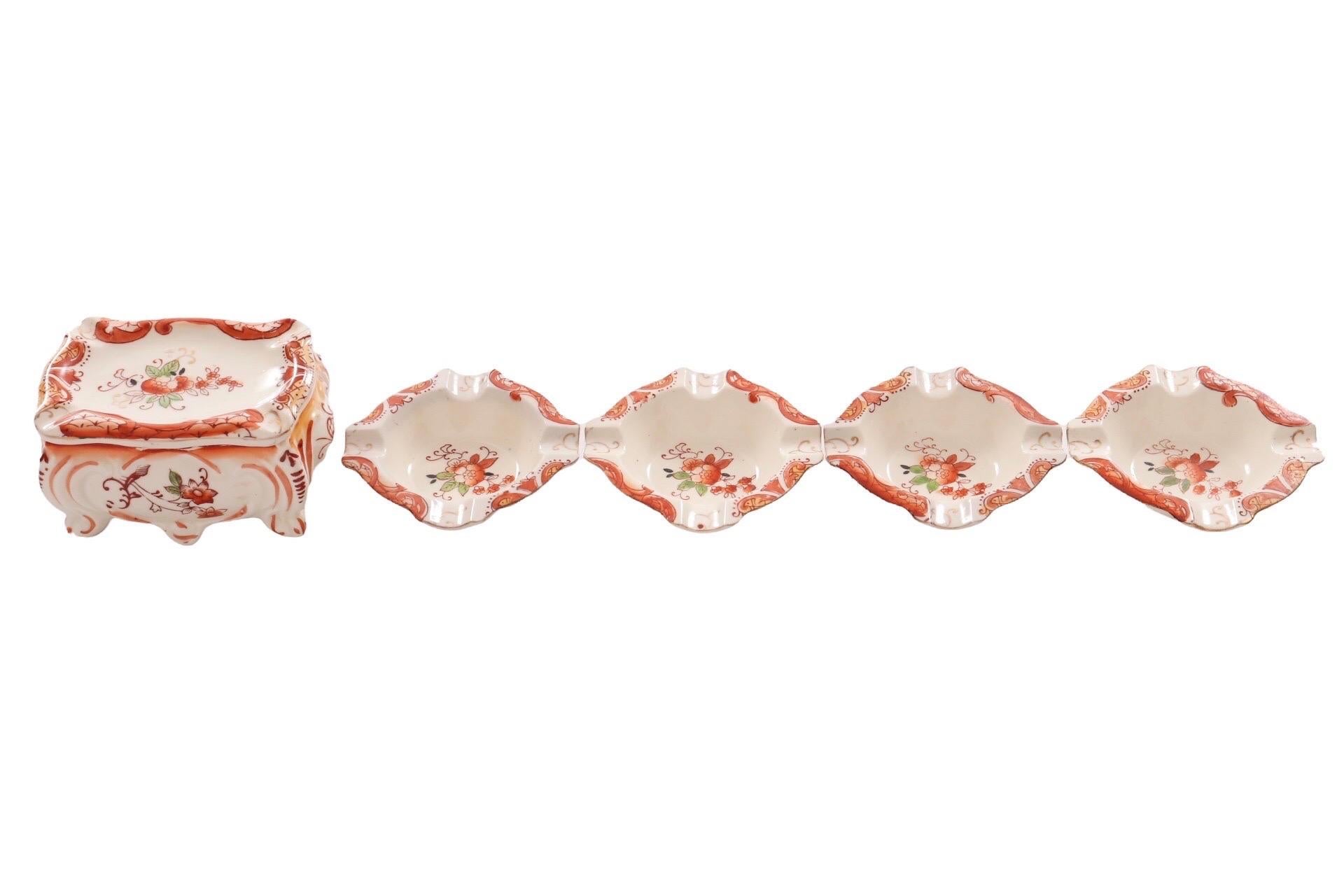 Porte-cigarettes en porcelaine japonaise et quatre cendriers assortis. Fabriqué par la société Takito (1880-1948) et peint à la main d'un motif floral en rouge. La marque du fabricant Double Diamond TT est visible sur la base. Le porte-cigarette