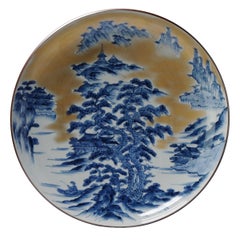 Super grand chargeur en porcelaine japonaise représentant un paysage bleu et blanc, 20e siècle