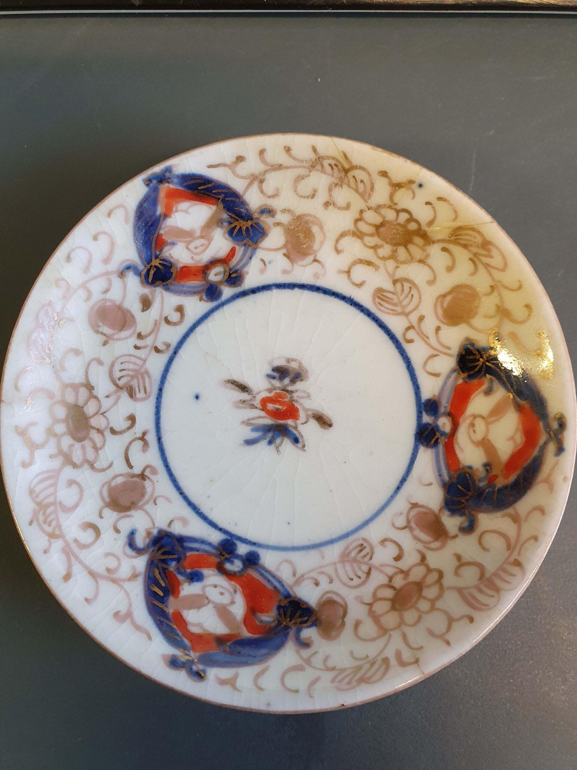 Tazza da tè e piattino in porcellana giapponese Imari Porcelain Periodo Edo, 18° sec. In condizioni buone in vendita a Amsterdam, Noord Holland