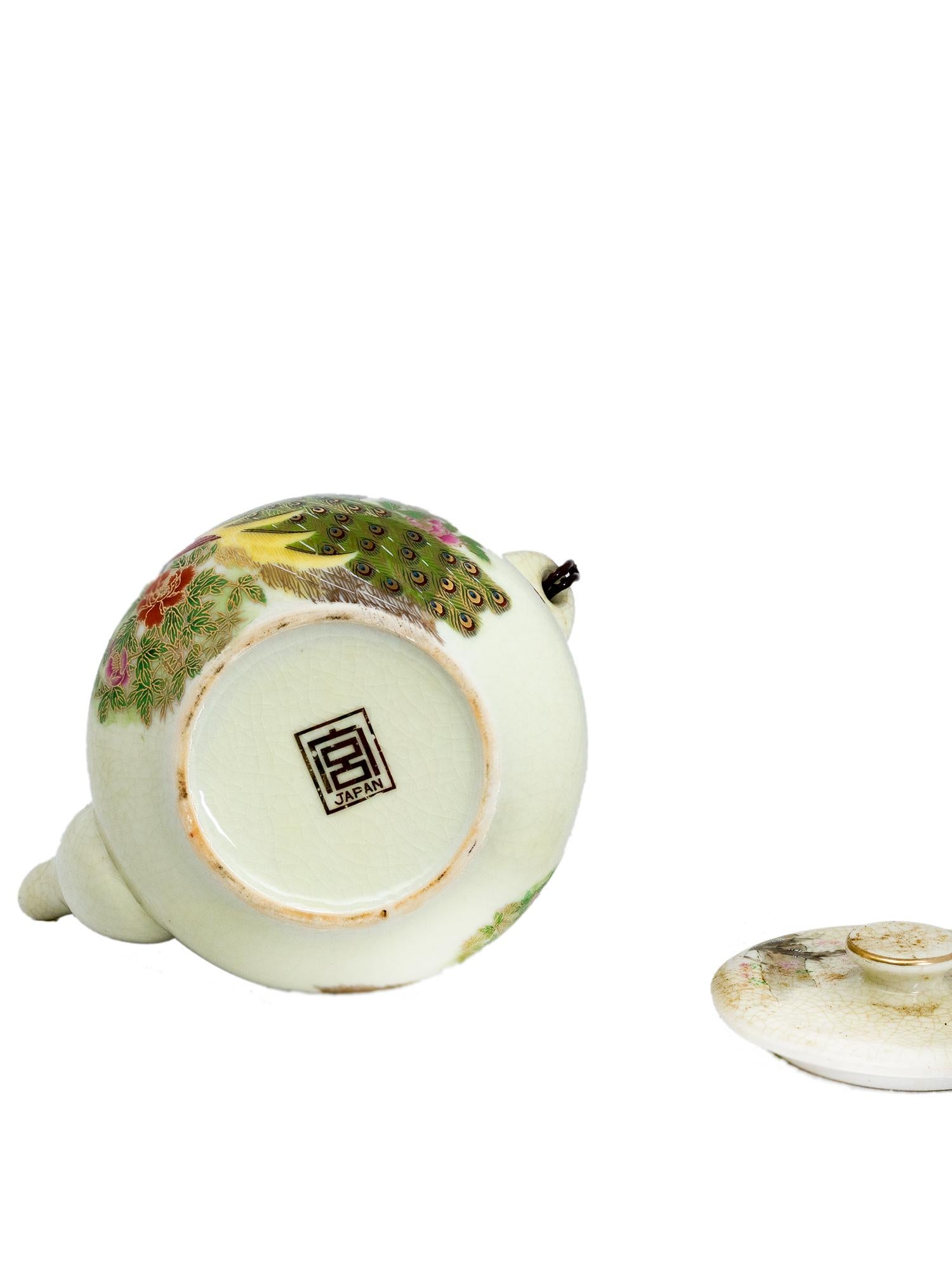 Tetera japonesa de porcelana con pavos reales y borde dorado, Siglo XX siglo XX en venta