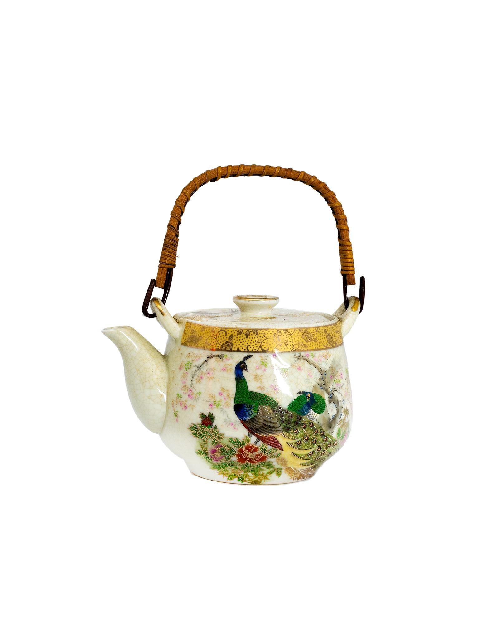 Tetera japonesa de porcelana con pavos reales y borde dorado, Siglo XX Metal en venta