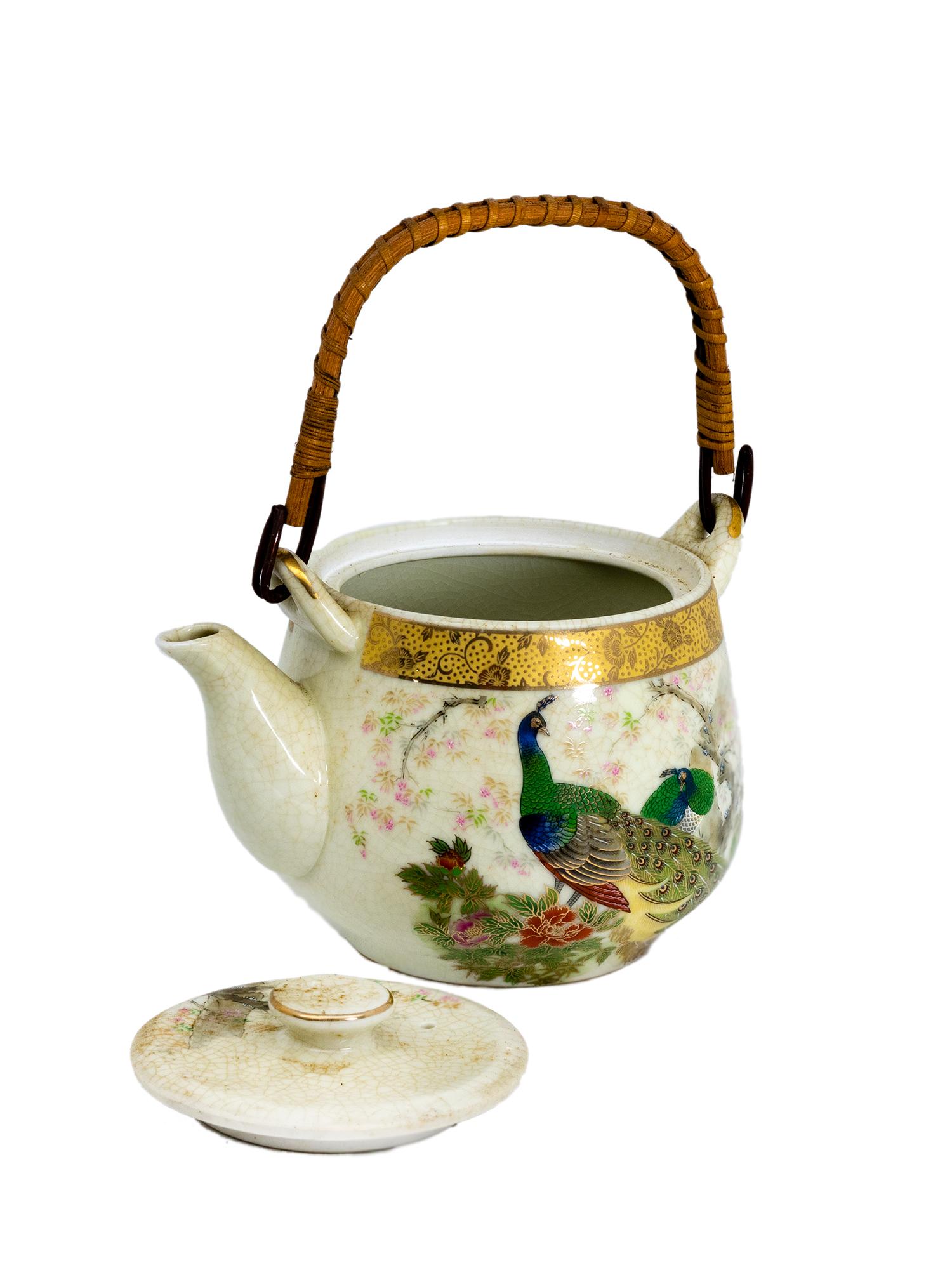 Tetera japonesa de porcelana con pavos reales y borde dorado, Siglo XX en venta 1