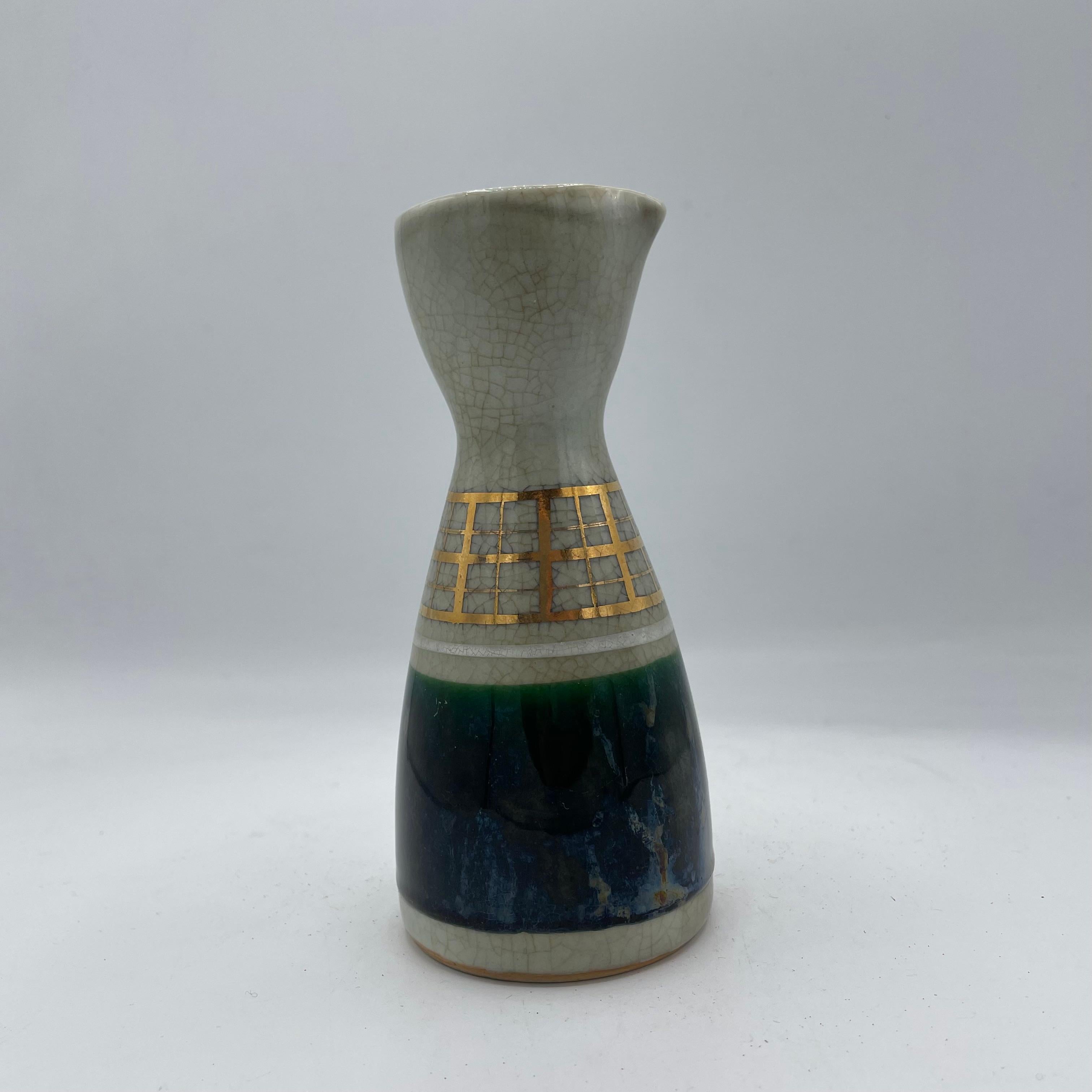 Si tratta di una bottiglia di sakè in porcellana realizzata in Giappone intorno agli anni '90.
Questa bottiglia può essere utilizzata come vaso per fiori.
È realizzato in stile Kutani. Sul fondo di questa bottiglia c'è scritto 