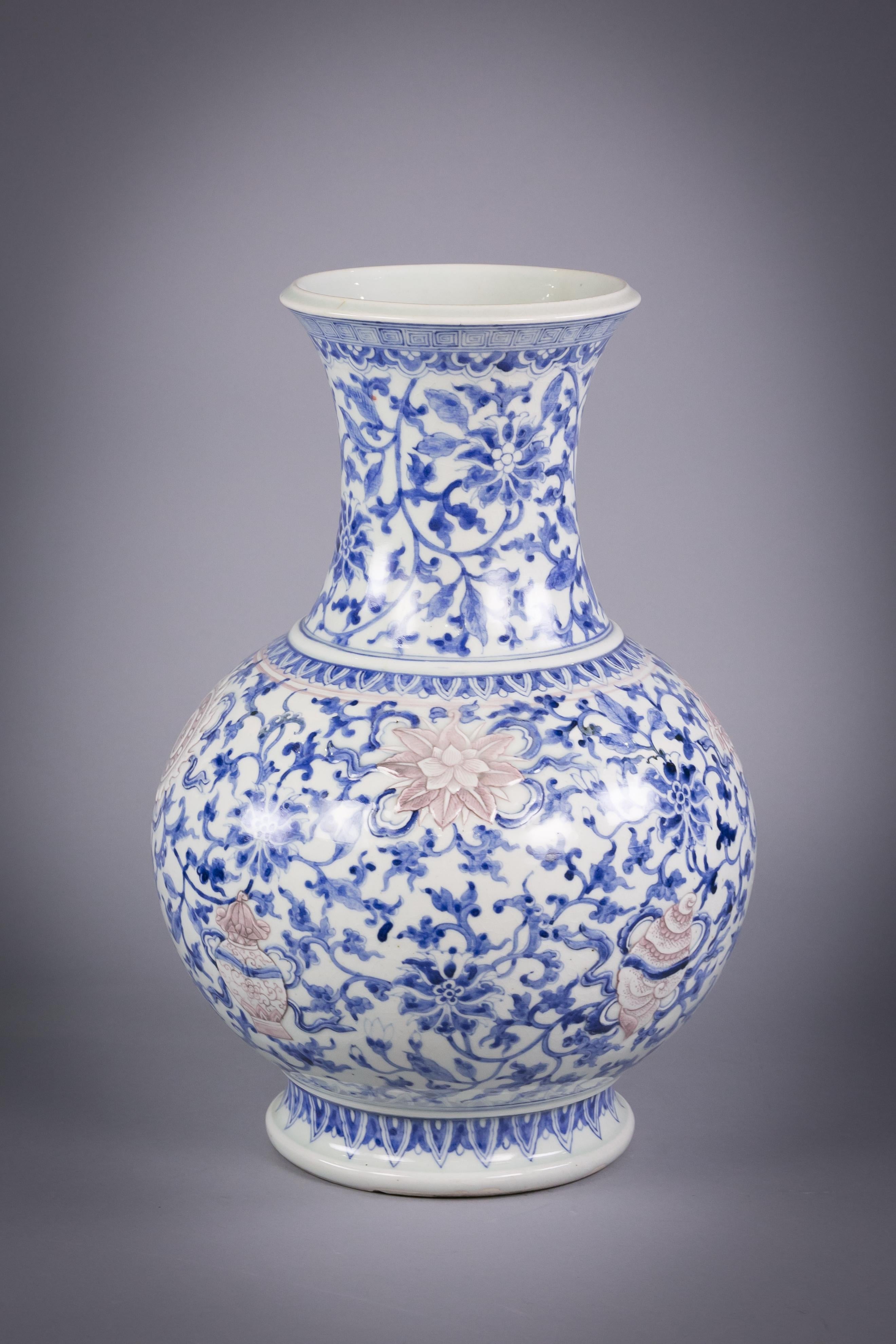 Japanische Vase aus japanischem Porzellan mit blauer Unterglasur und eisenroter Glasur, um 1880 im Zustand „Gut“ im Angebot in New York, NY