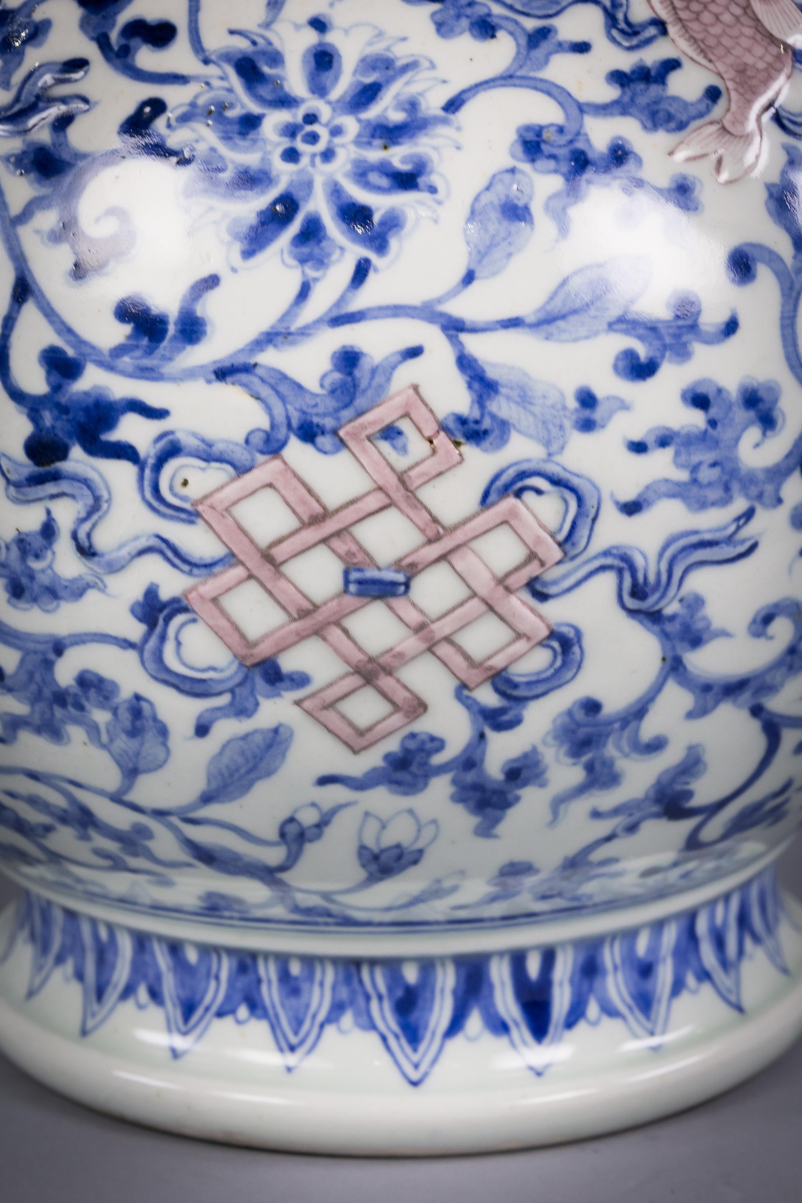 Fin du XIXe siècle Vase en porcelaine japonaise bleu sous glaçure et rouge fer, vers 1880 en vente
