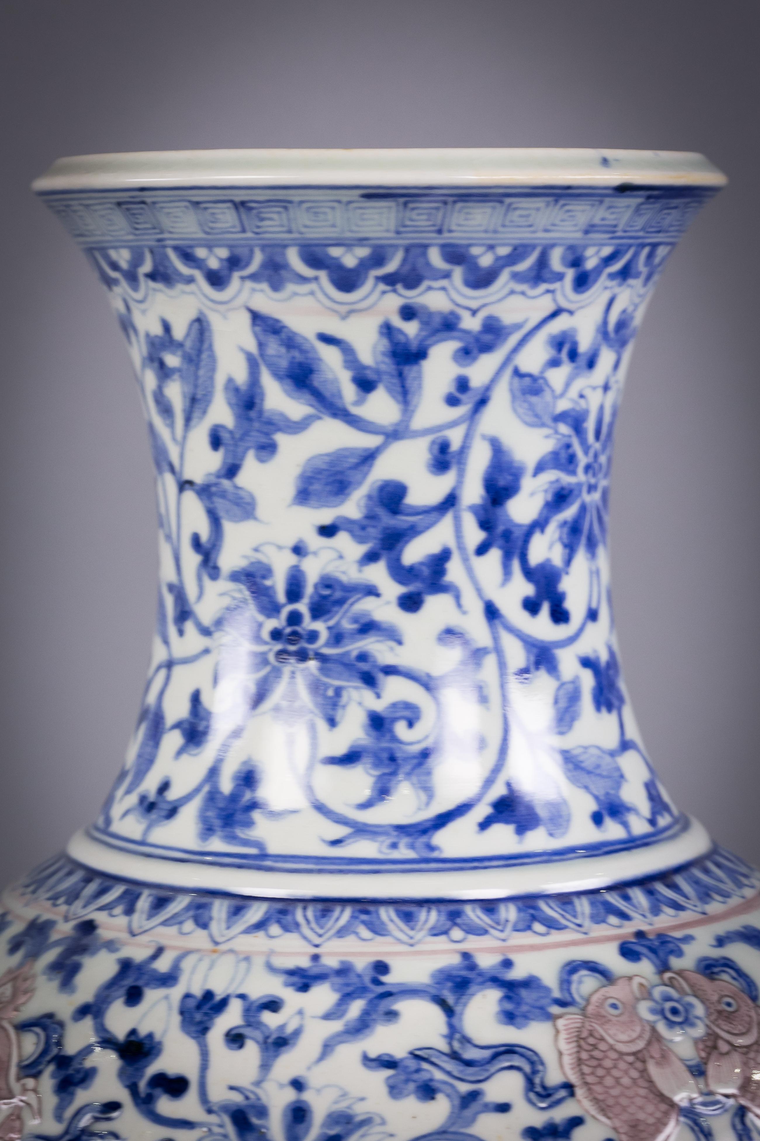 Porcelaine Vase en porcelaine japonaise bleu sous glaçure et rouge fer, vers 1880 en vente
