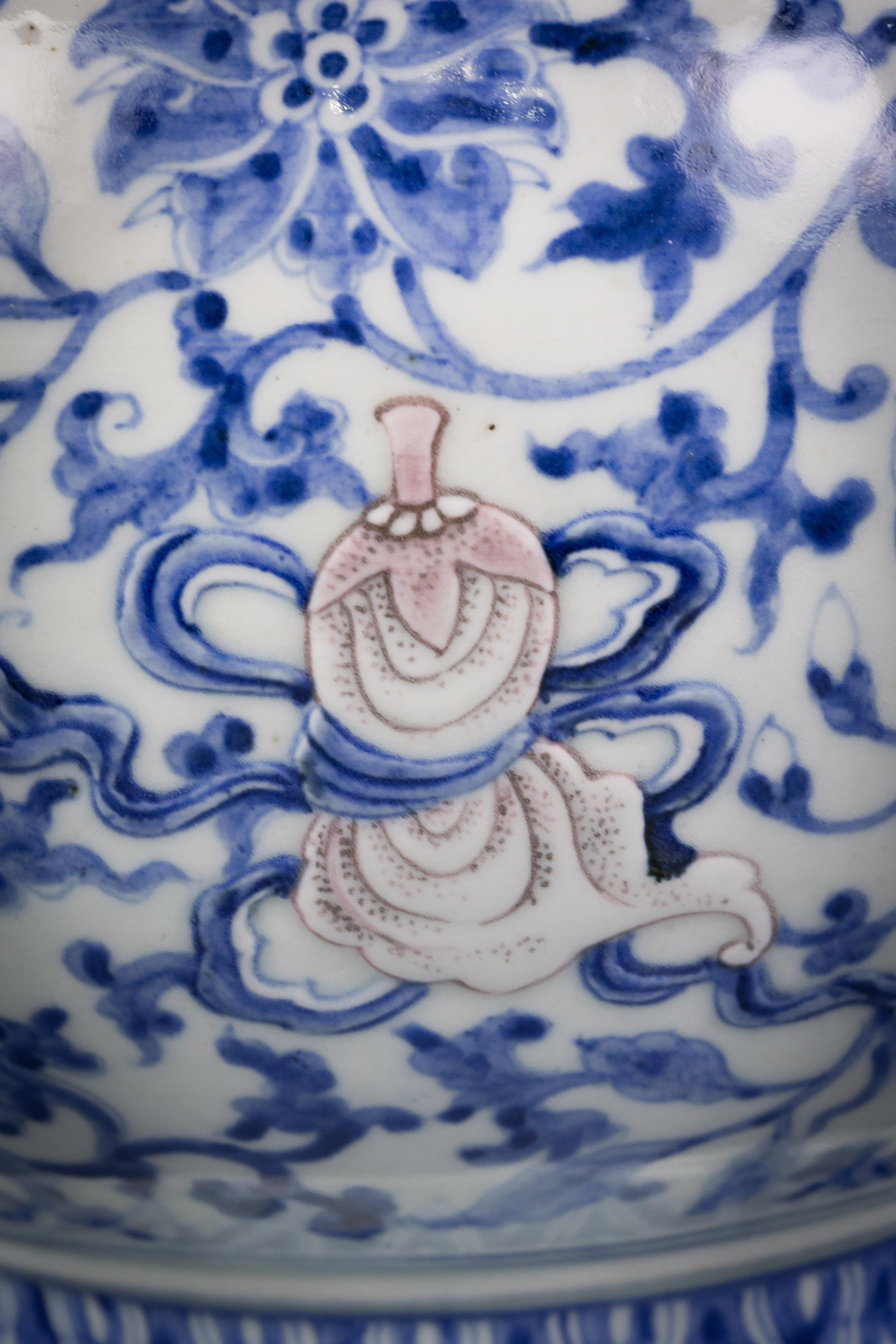 Vase en porcelaine japonaise bleu sous glaçure et rouge fer, vers 1880 en vente 2