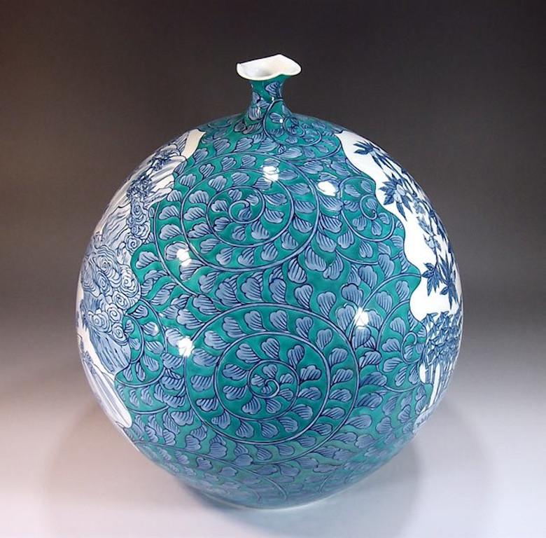 Exquis vase décoratif en porcelaine japonaise contemporaine, peint à la main en vert et en diverses nuances de bleu sous glaçure sur un corps en porcelaine de forme élégante, une œuvre signée par un maître artiste porcelainier japonais très respecté