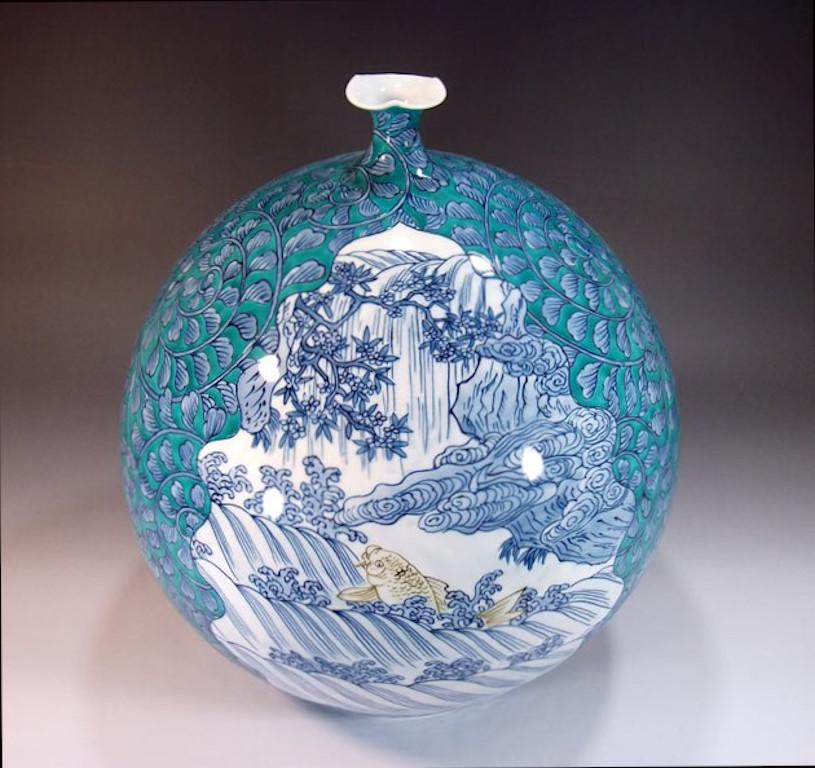 Peint à la main Vase en porcelaine japonaise bleu et vert par un maître artiste contemporain en vente