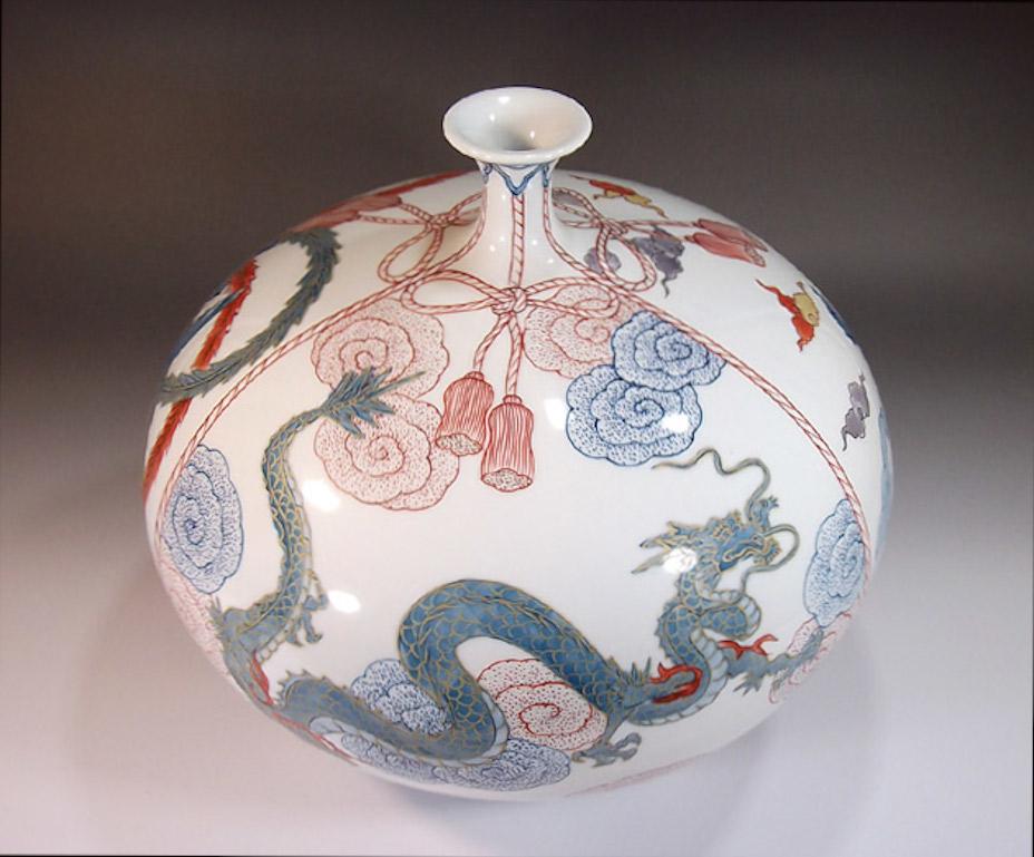 Peint à la main Vase en porcelaine japonaise rouge et bleu de l'artiste contemporain en vente
