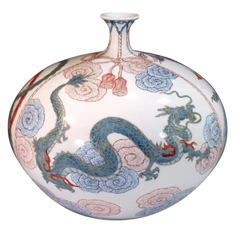 Vase en porcelaine japonaise rouge et bleu de l'artiste contemporain en vente