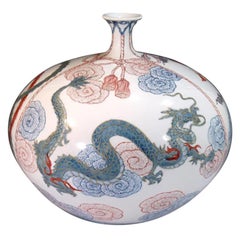 Japanische Porzellanvase in Rot und Blau von zeitgenössischem Meisterkünstler