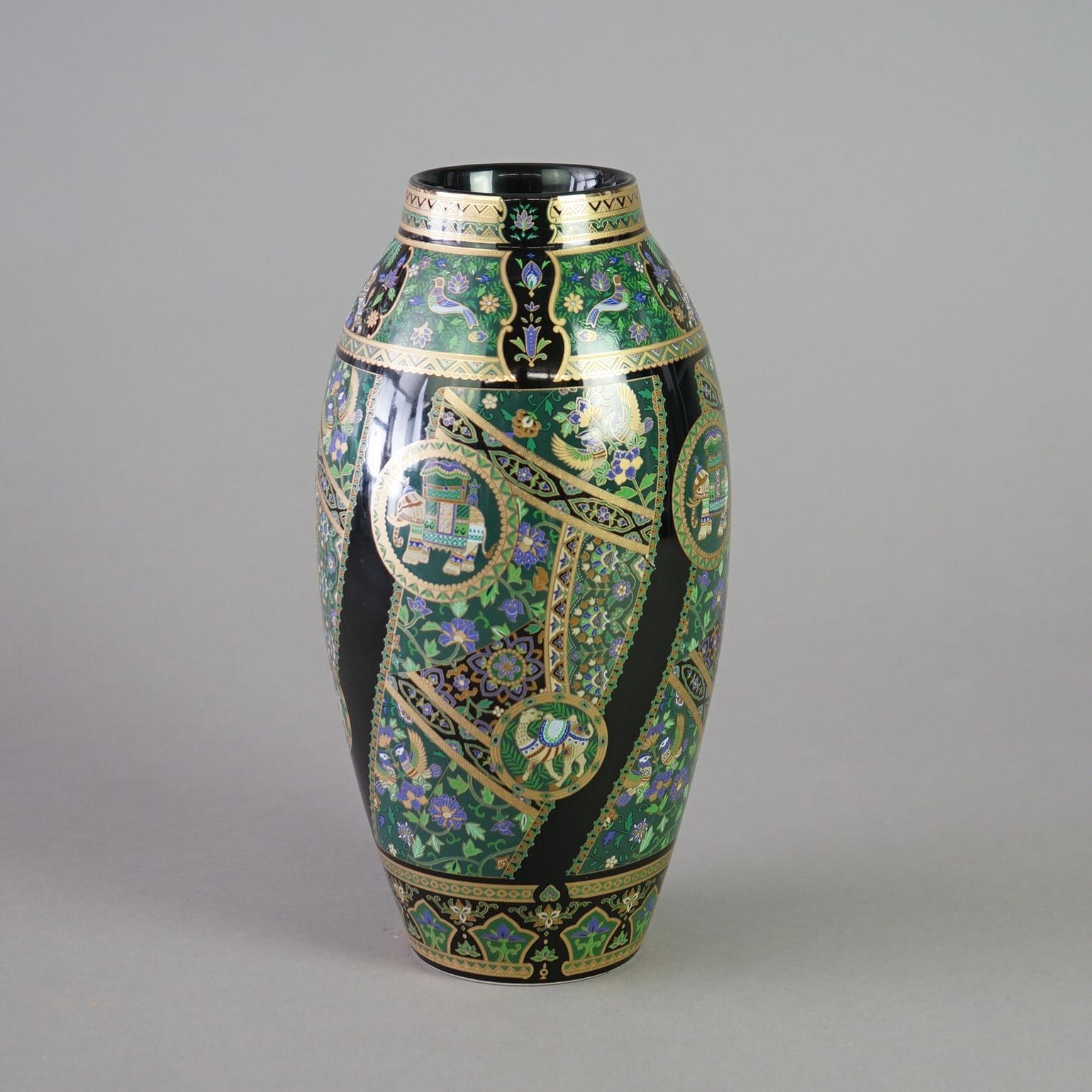 Un vase japonais par Jamaji offre une construction en porcelaine avec des éléments de jardin et des animaux, marque de l'auteur telle que photographiée, 20e siècle
Vase en porcelaine C.I.C.

Dimensions : 17''H x 9''W x 5.75''D