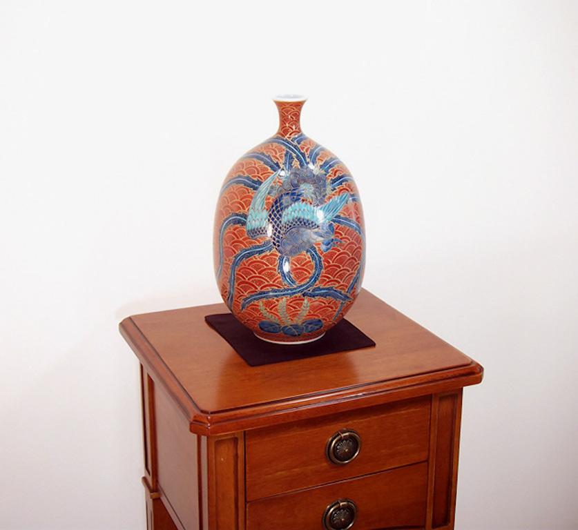 Meiji Vase en porcelaine japonaise rouge et bleu par un maître artiste contemporain en vente