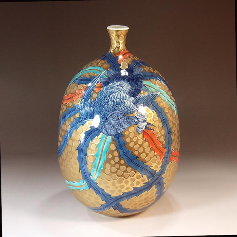 Japonais Vase en porcelaine japonaise rouge et bleu par un maître artiste contemporain en vente