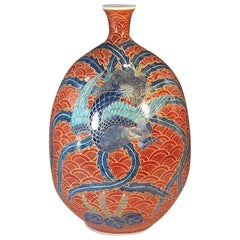 Vase en porcelaine japonaise rouge et bleu par un maître artiste contemporain