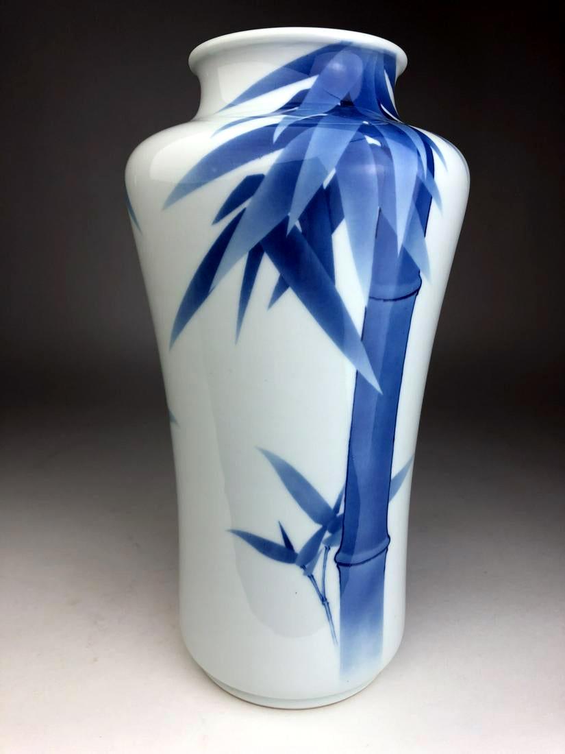 Eine auffällige blau-weiße Vase aus dem Atelier des japanischen Töpfers Makuzu Kozan, auch bekannt als Miyagawa Kozan (1842-1916), einem der bekanntesten und meistgesuchten Keramiker der Meiji-Zeit. Der als Miyagawa Toranosuke geborene Kozan