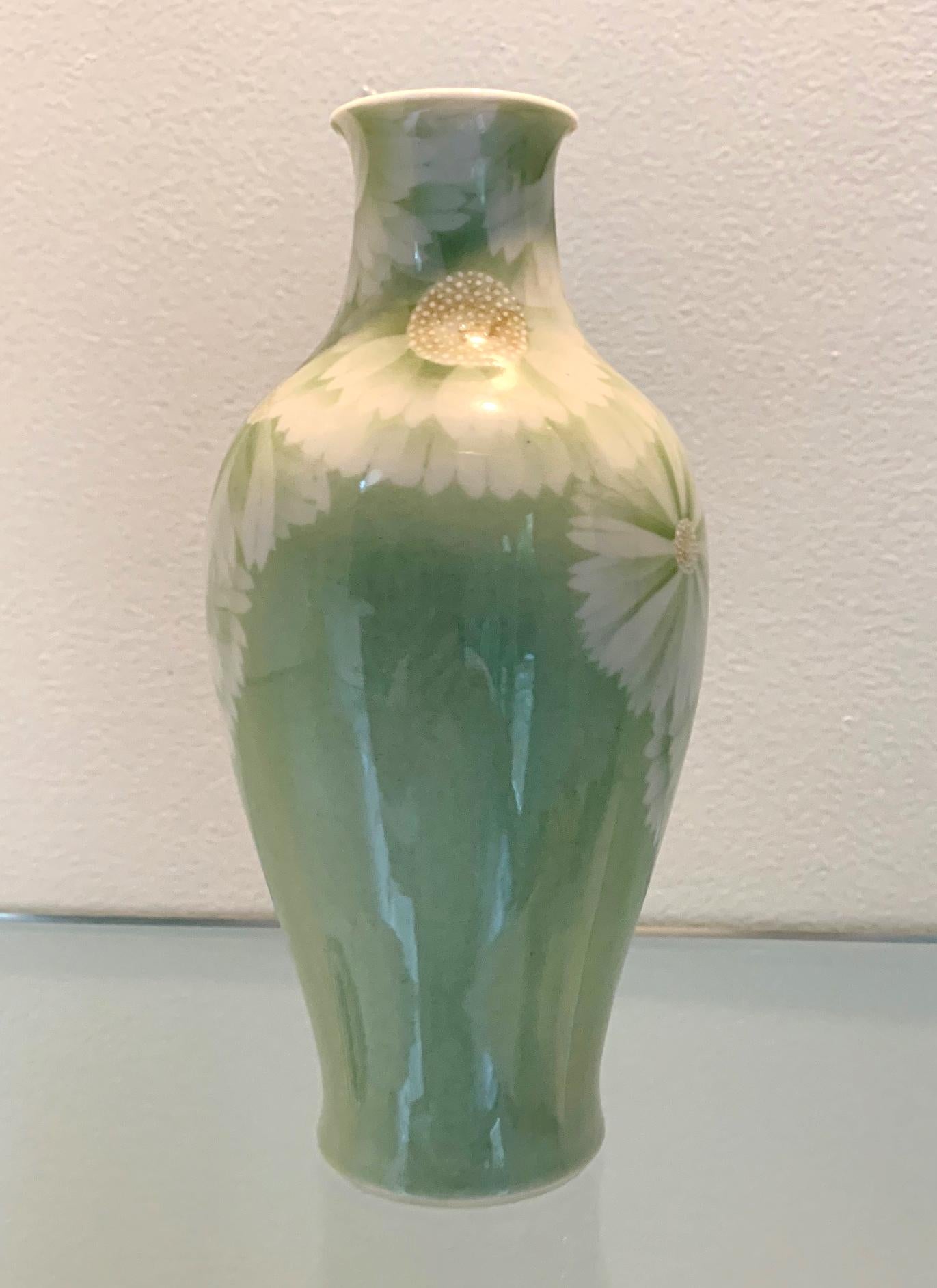 Japanese Porcelain Vase Meiji Period Makuzu Kozan In Good Condition For Sale In Atlanta, GA