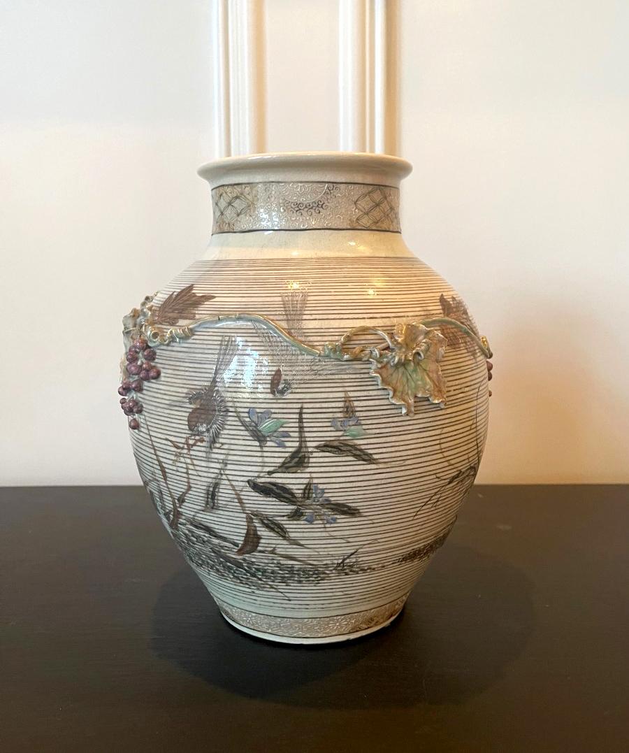 Seltene Porzellanvase von Makuzu Kozan (1842-1916), um 1870-81 (späte Meiji-Zeit). Die Vase gehört zu den früheren Arbeiten aus Kozans Atelier aus seiner frühen Periode (Takauki-Ware, 1876-1881), in der die Oberflächenrelief-Bildhauerei eine