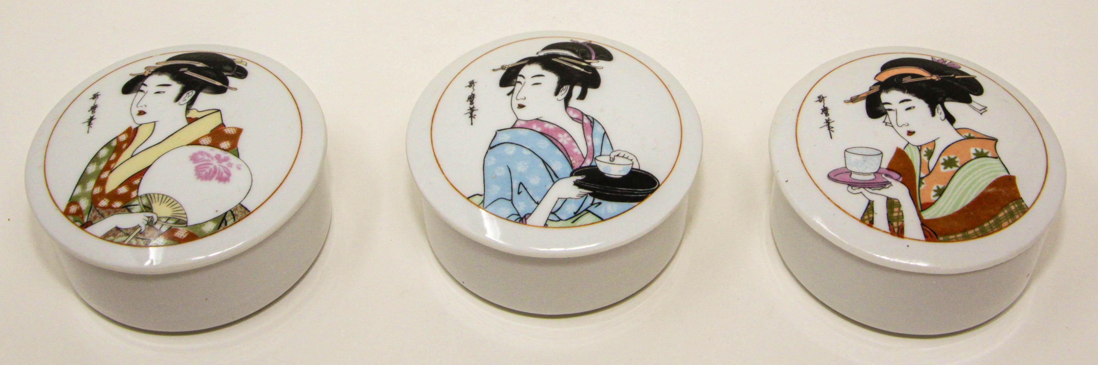 Japanische Vintage-Porzellan-Dosen mit Deckel, 3er-Set.
Asiatische japanische Vintage-Porzellan-Dosen mit Geishas in traditionellen Kimonos.
Japanische Porzellan-Deko-Box, jede Box mit einem anderen Design, perfekt für die Aufbewahrung kleiner