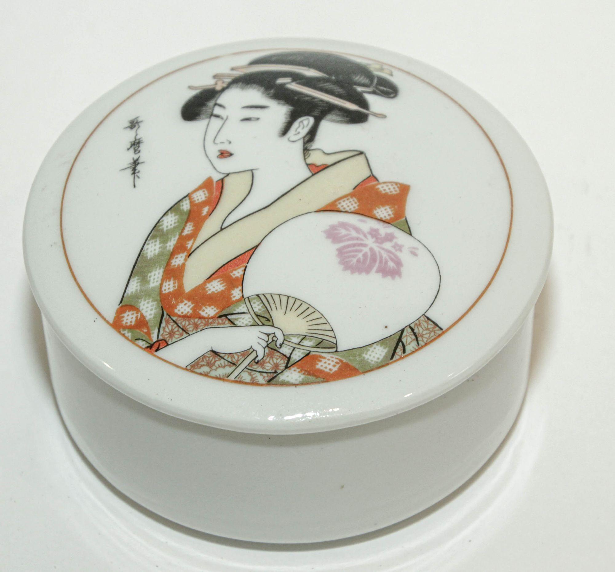 Chinoiserie Japanese Porcelain Vintage Trinket Lidded Boxes Set of Three For Sale