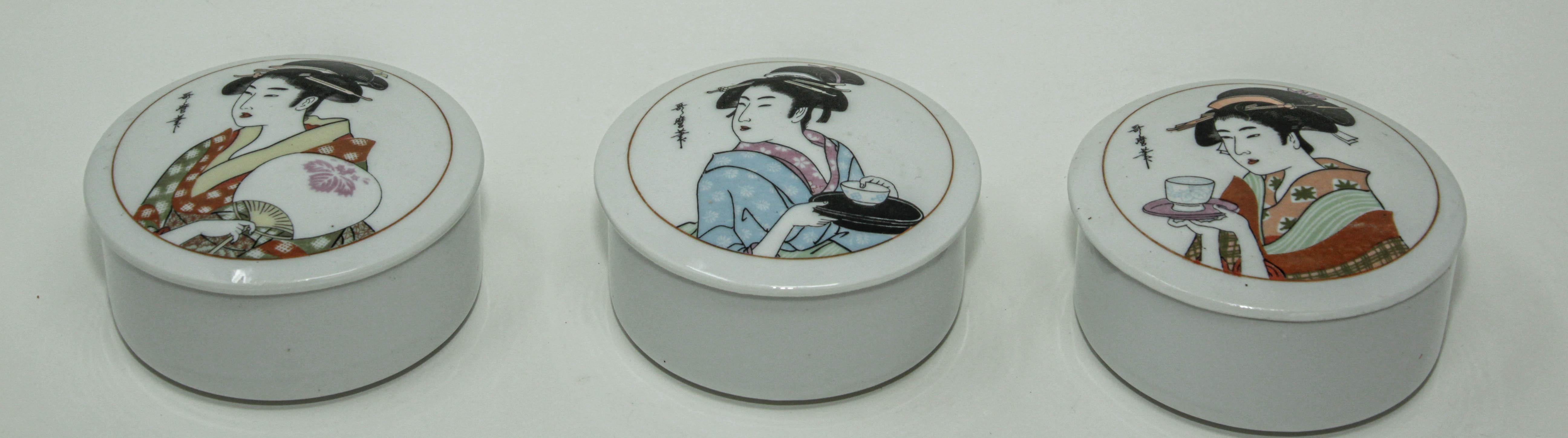 Japonais Boîtes à couvercle en porcelaine japonaise pour bibelots Lot de trois en vente