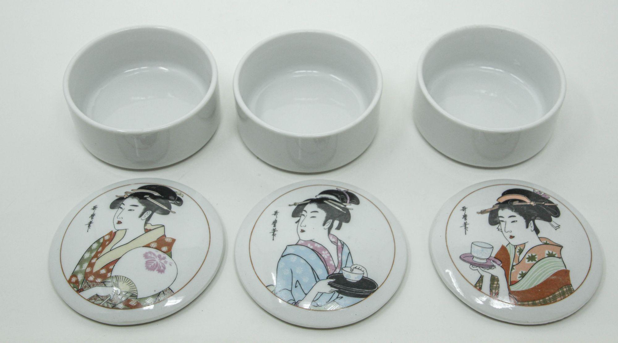 Porcelaine Boîtes à couvercle en porcelaine japonaise pour bibelots Lot de trois en vente