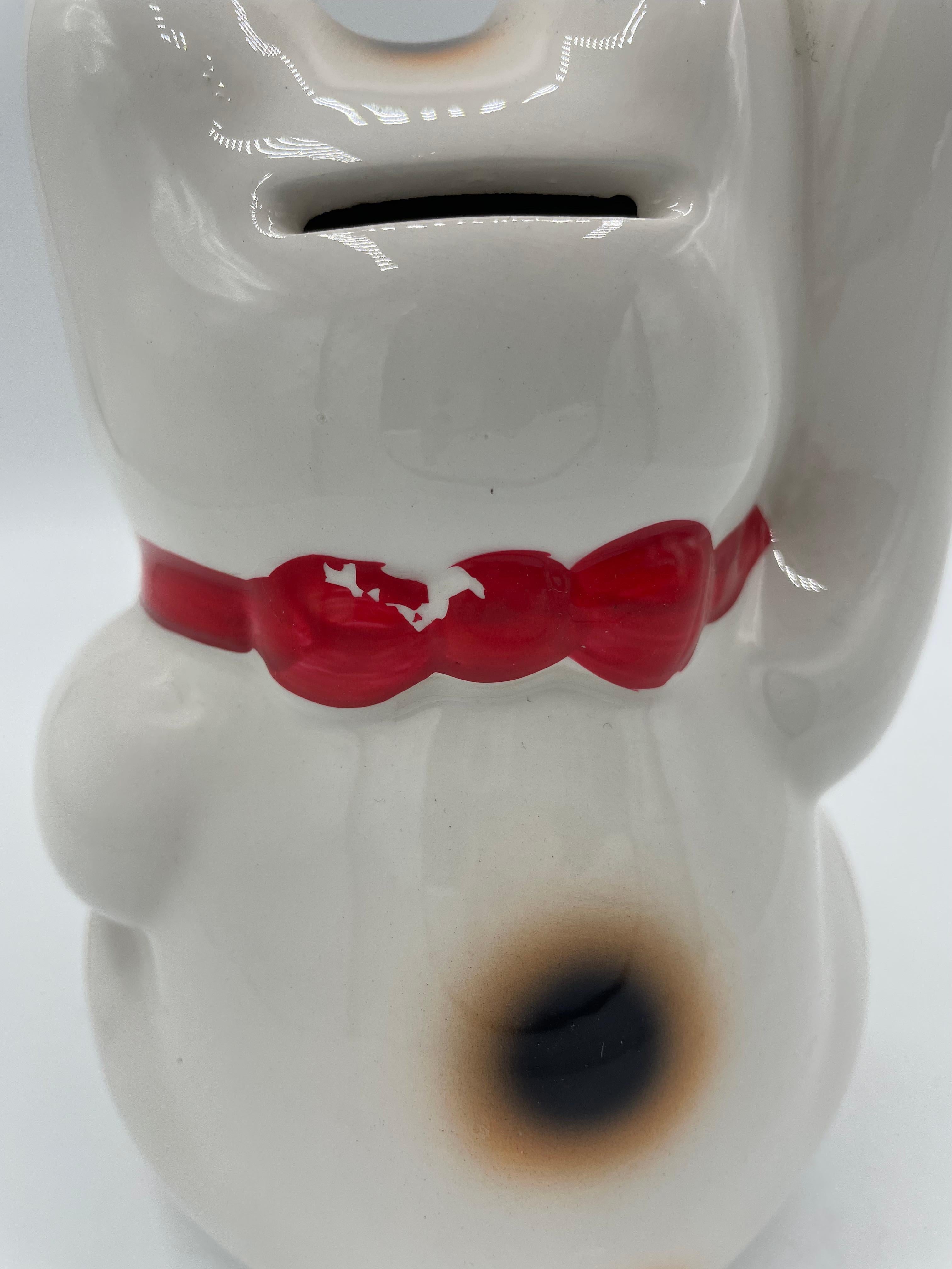 Peint à la main Porte-monnaie Piggy en porcelaine japonaise blanche Manekineko Cat Objet des années 1980 en vente