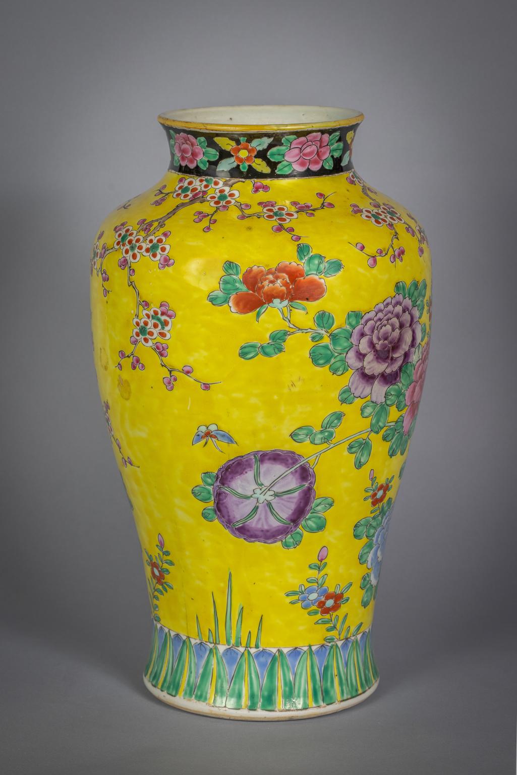 Vase jaune en porcelaine japonaise, vers 1900.