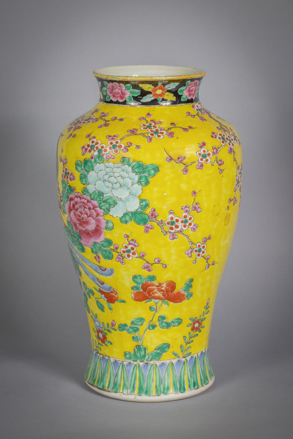 Japonais Vase jaune en porcelaine japonaise, vers 1900 en vente