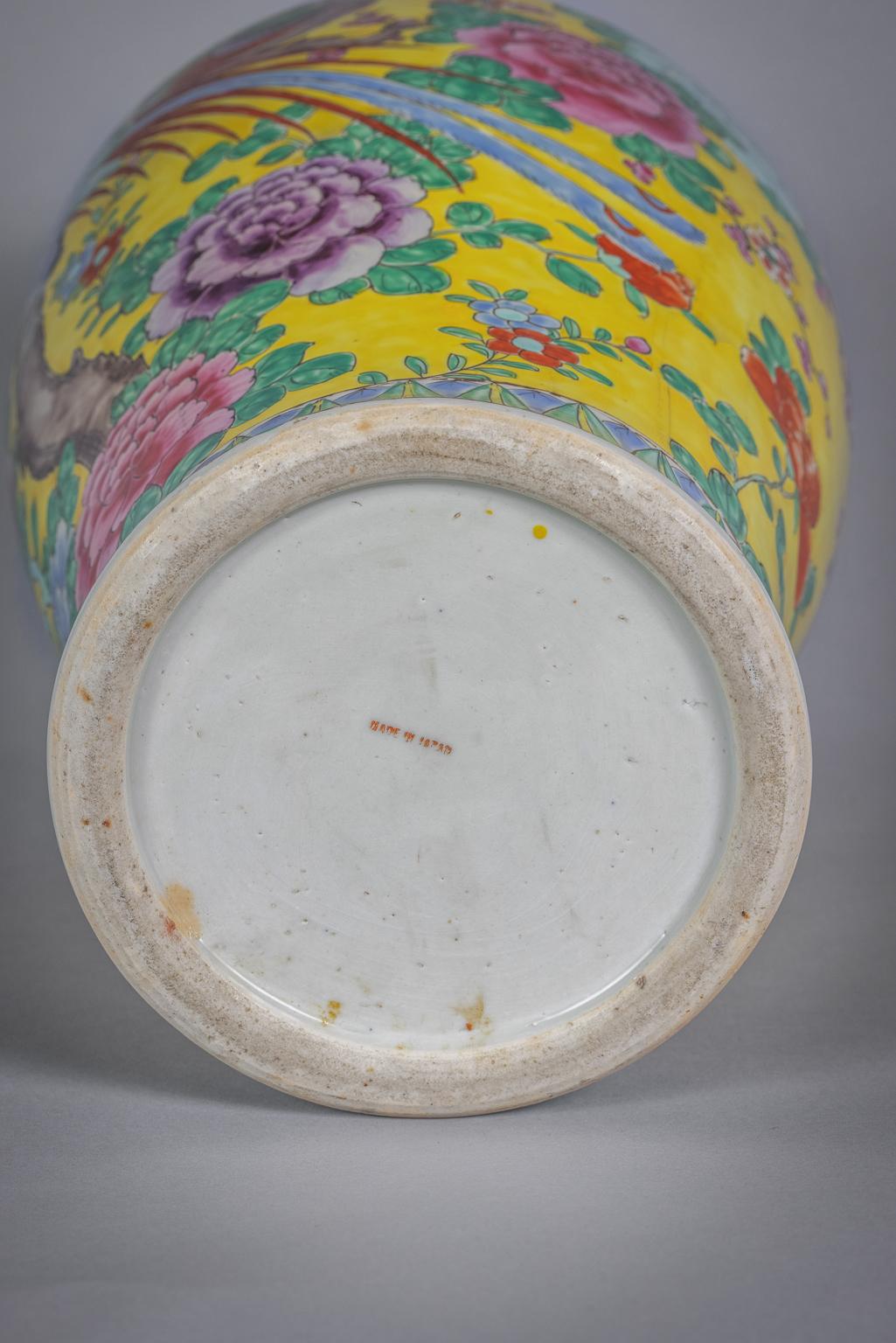 Vase jaune en porcelaine japonaise, vers 1900 en vente 2