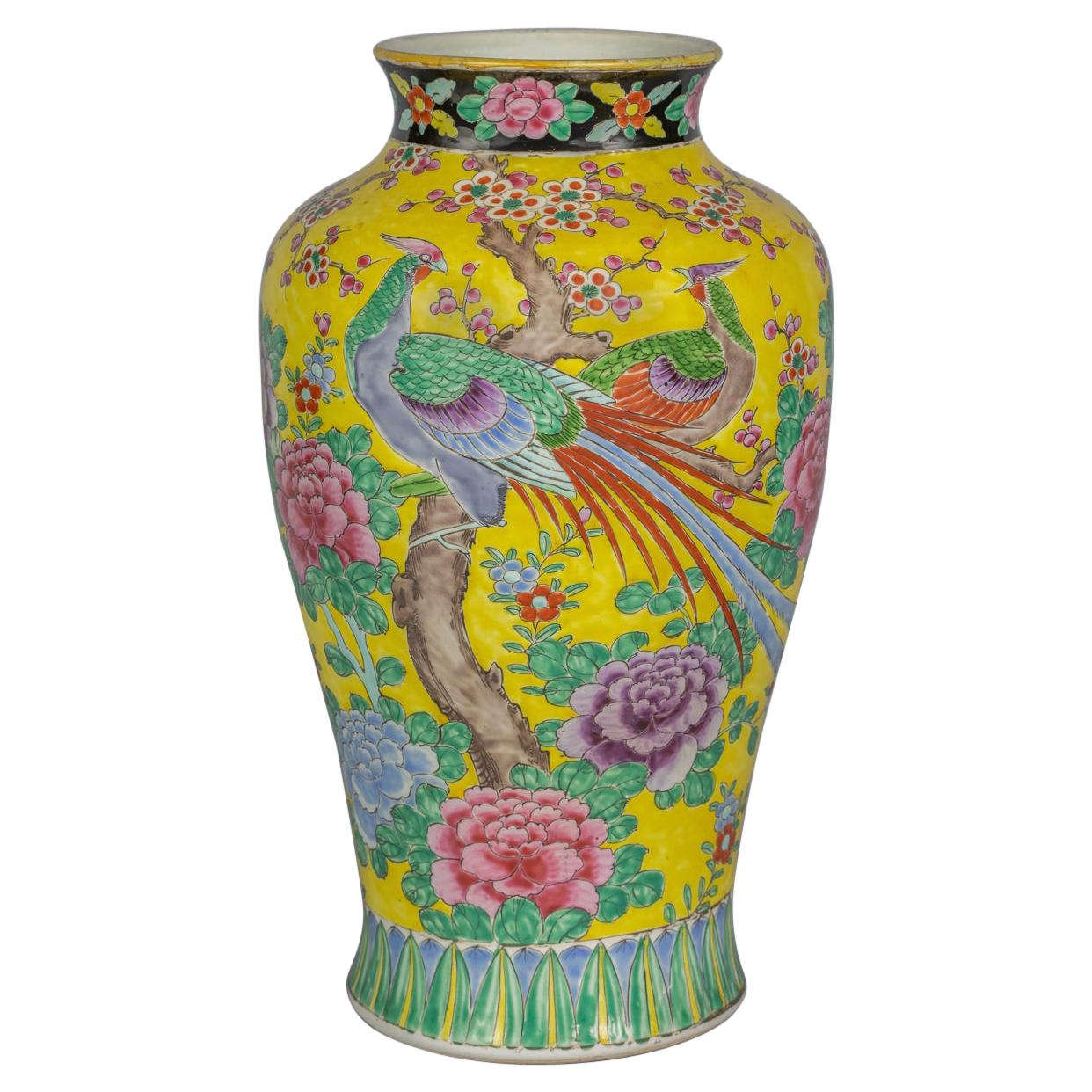 Vase jaune en porcelaine japonaise, vers 1900 en vente