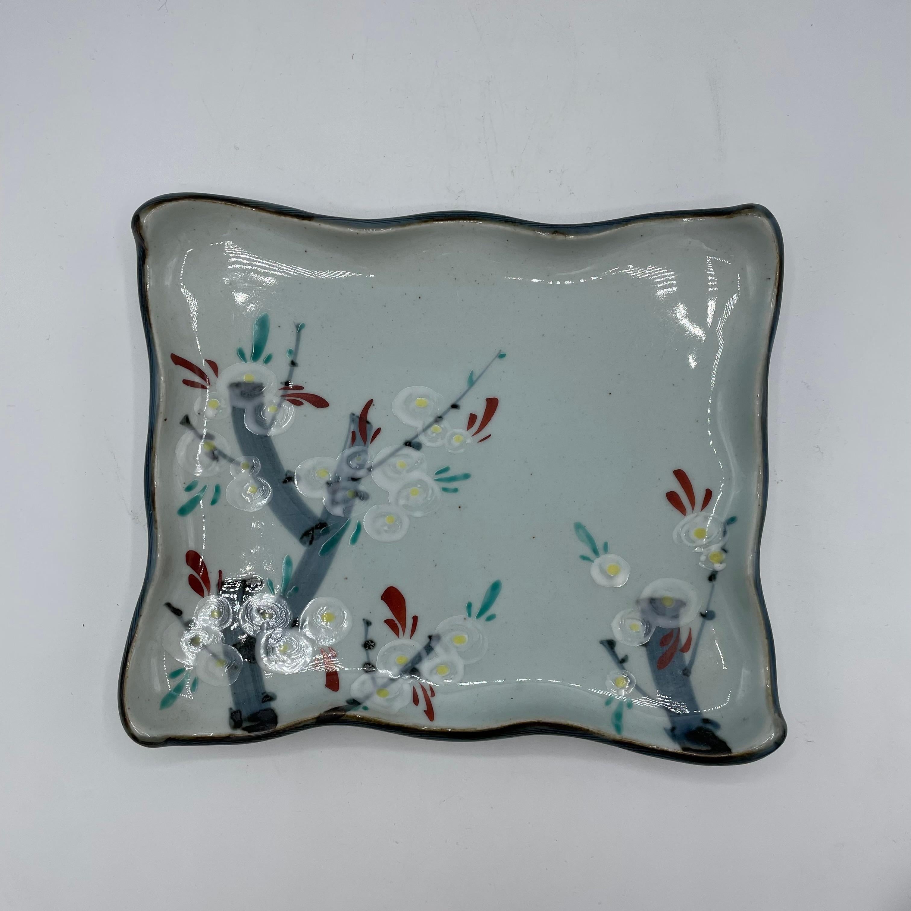 Se trata de un plato de porcelana para servir platos. También se puede utilizar como decoración.
Está todo pintado a mano y en la parte posterior hay una firma escrita 