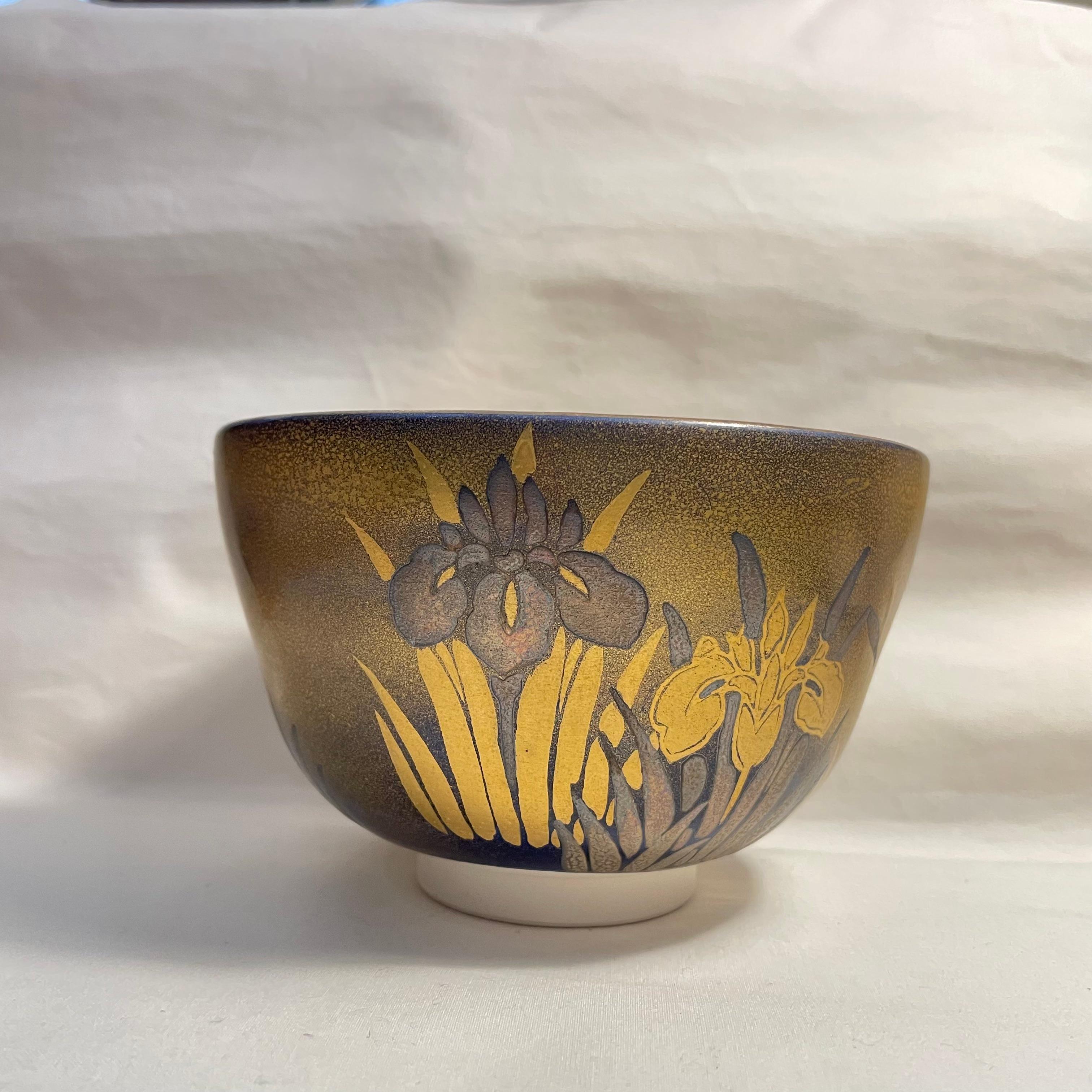 Éste es un cuenco de matcha que utilizamos para la ceremonia del té.
Este cuenco se fabricó hacia la década de 1980 en la era Showa en Japón.
Este cuenco se hizo con un estilo llamado Kyo yaki. Y está hecho por el artista Matsuoka Kato. 
Está hecho
