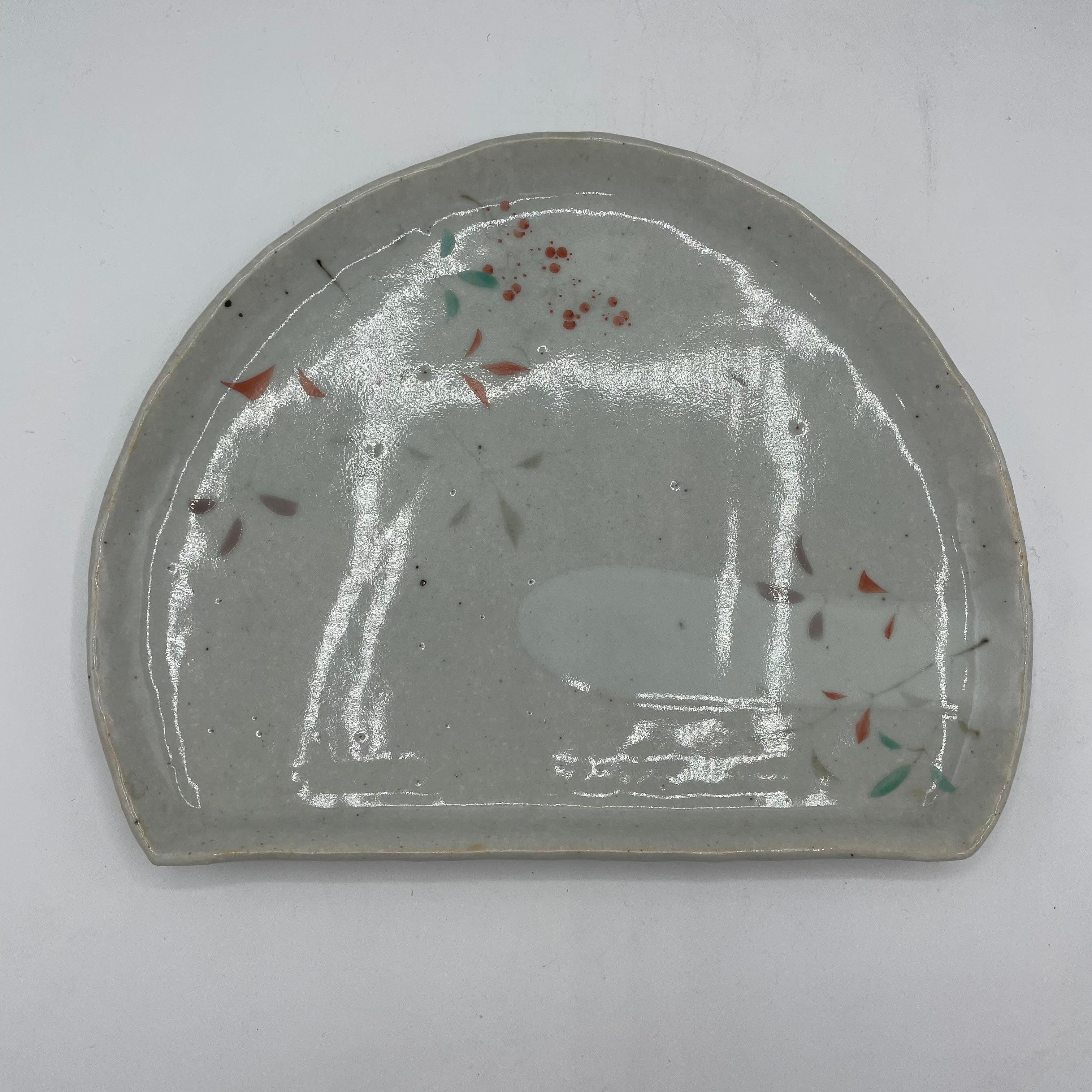 Dipinto a mano Piatto in porcellana giapponese Arita a forma di mezzaluna anni 2000 in vendita