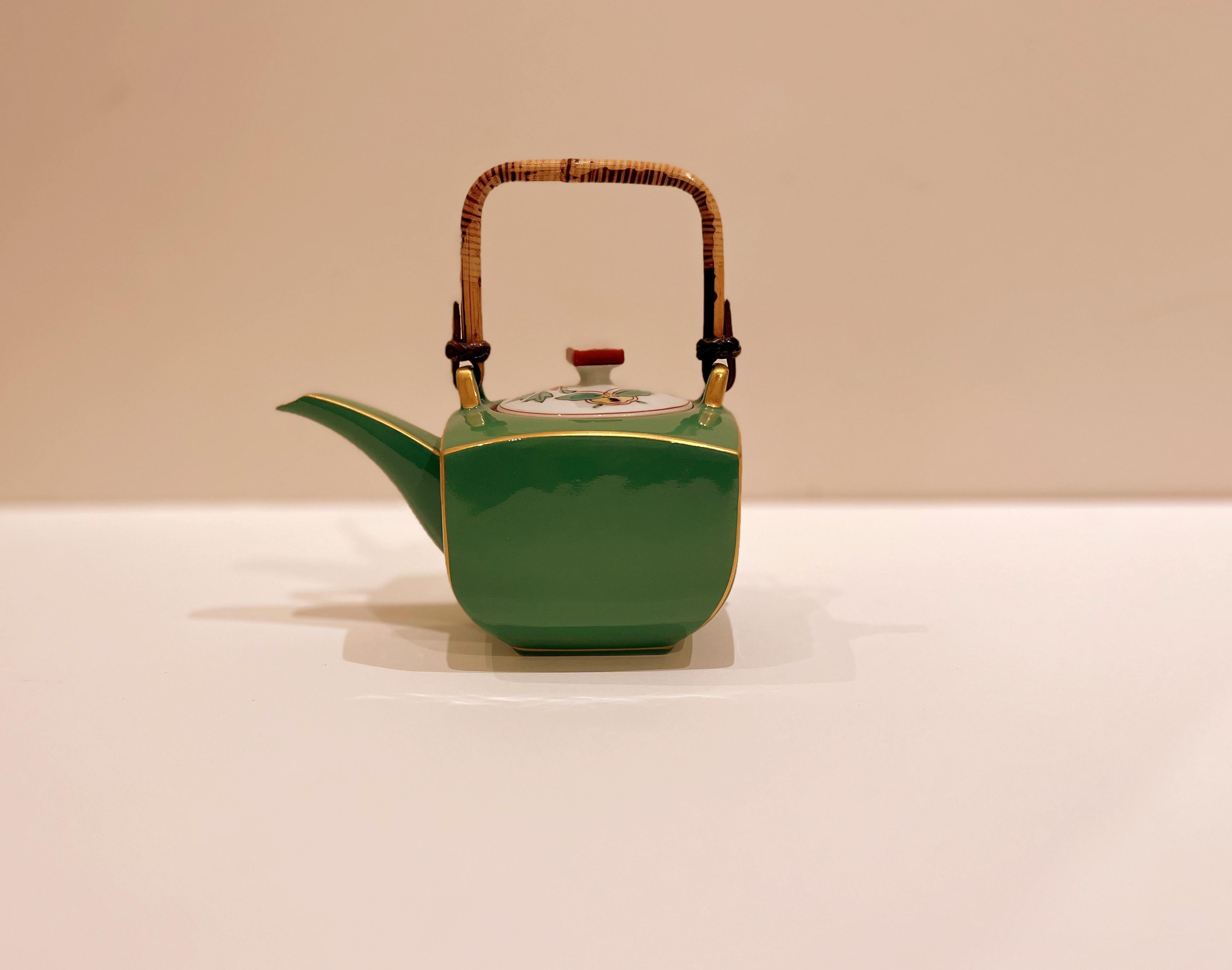 Japanische Porzellan-Teekanne mit Bambusgriff und bemaltem Motivdeckel