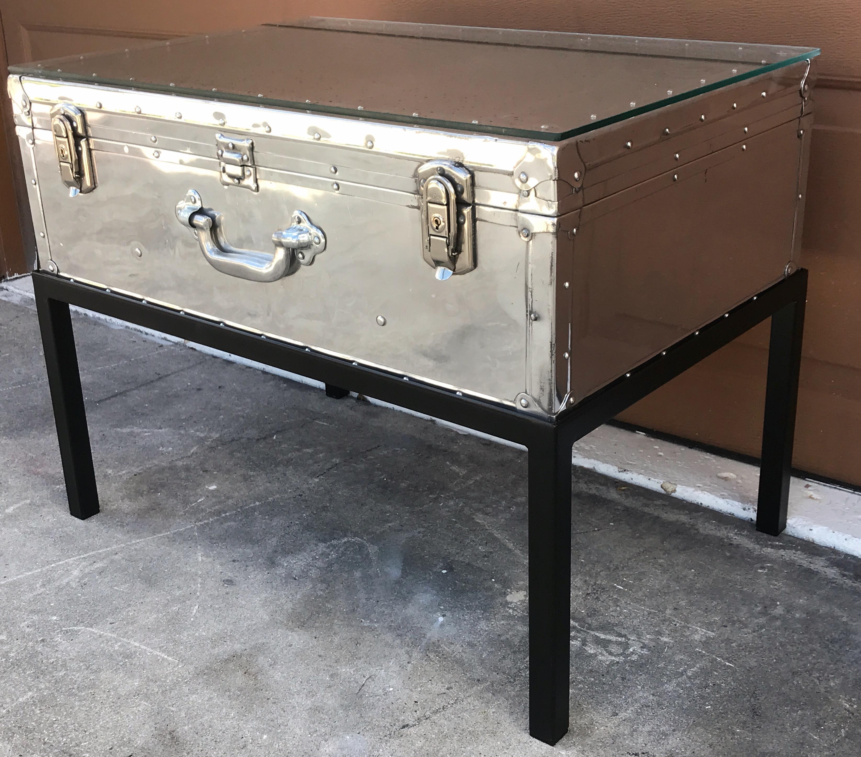 metal trunk stand