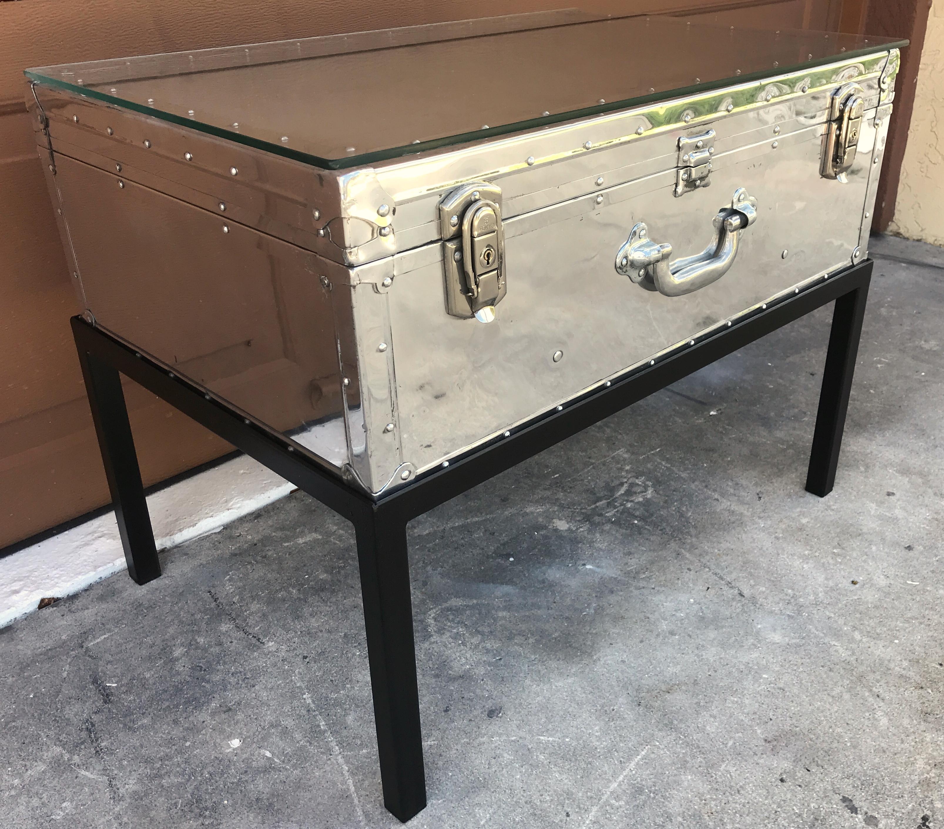 Baúl japonés de aluminio remachado de posguerra sobre soporte de hierro con tapa de cristal, restaurado Japonés en venta